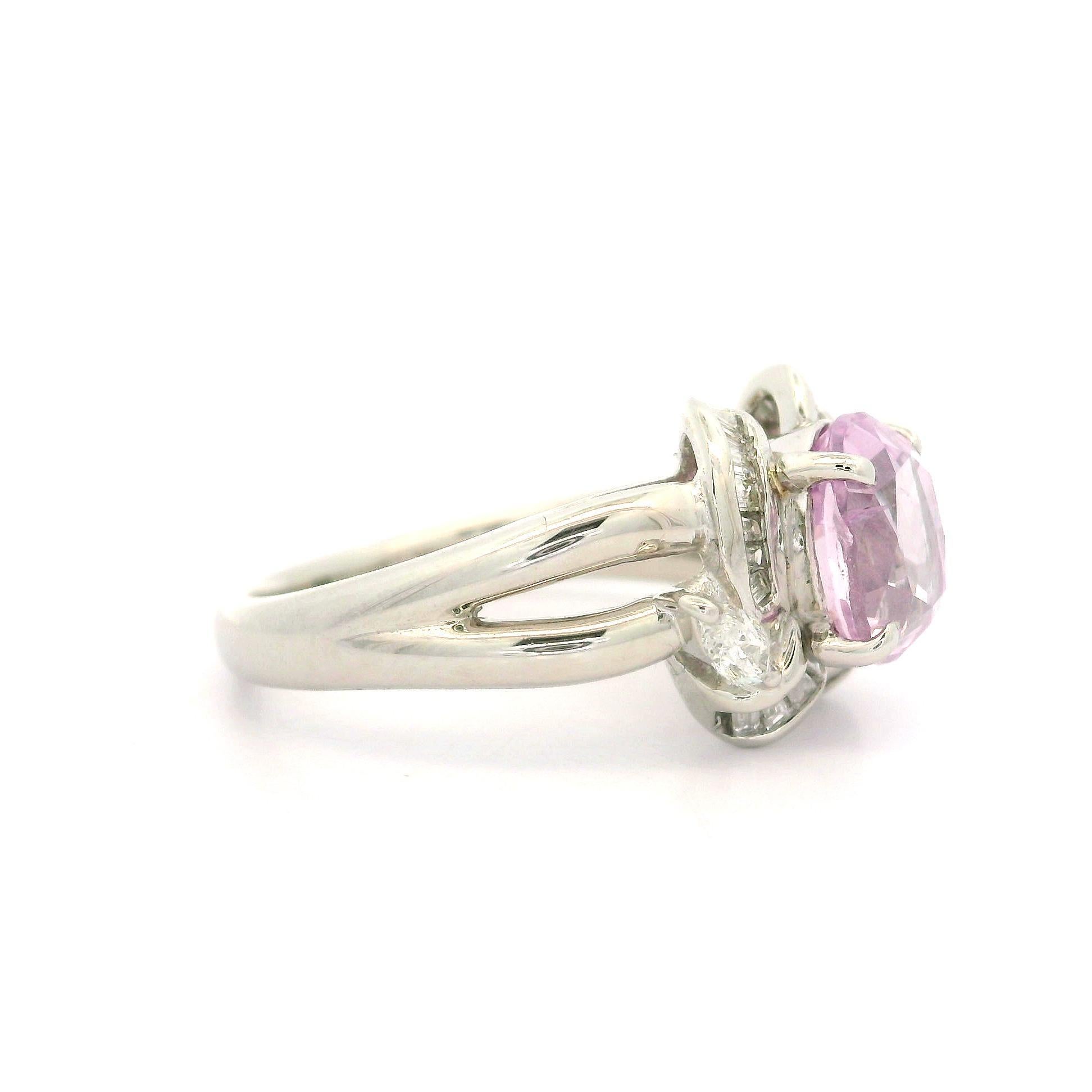 Anillo de Platino GIA 2.99ctw Zafiro Rosa Pastel Oval con Diamante Baguette en venta 7