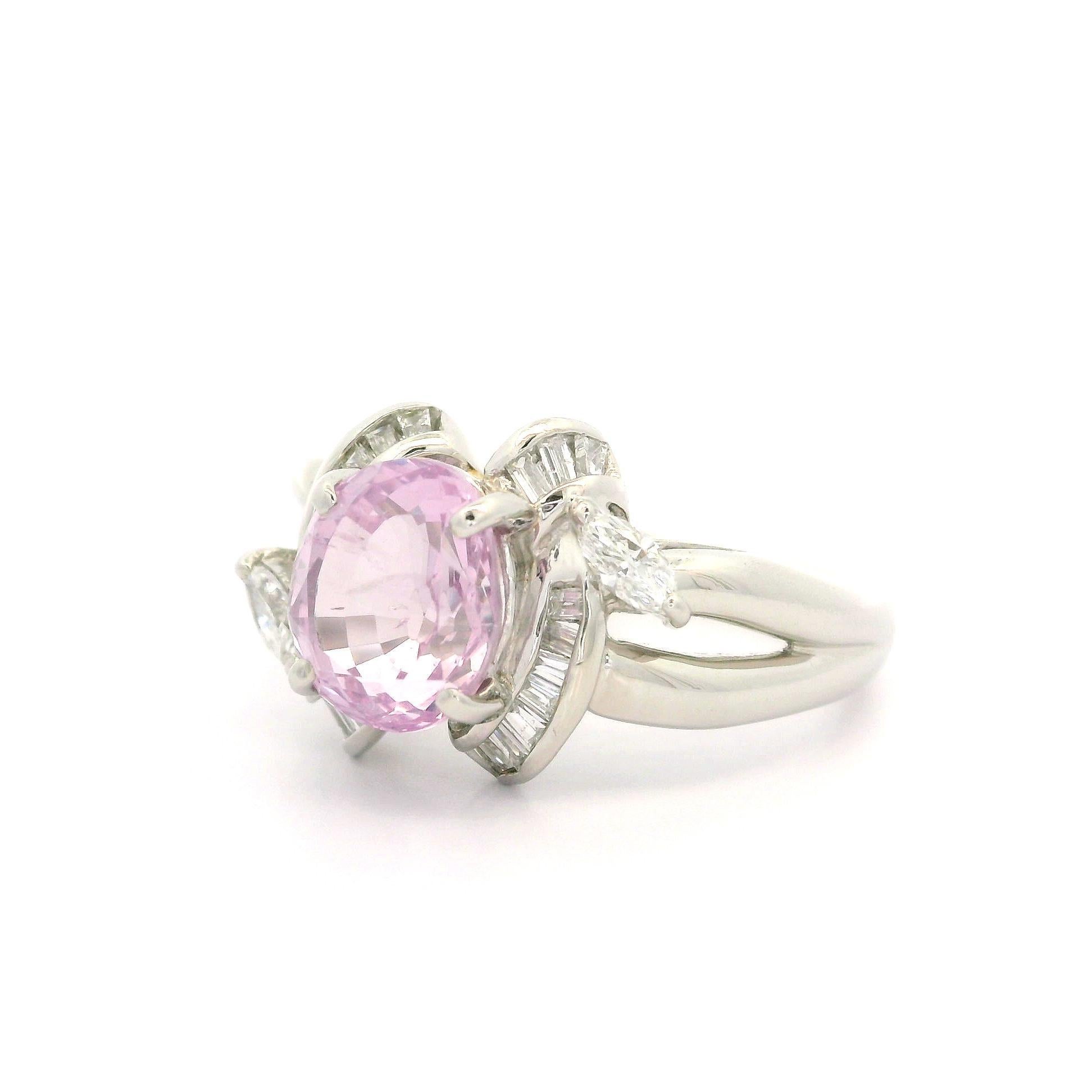 Anillo de Platino GIA 2.99ctw Zafiro Rosa Pastel Oval con Diamante Baguette en venta 8