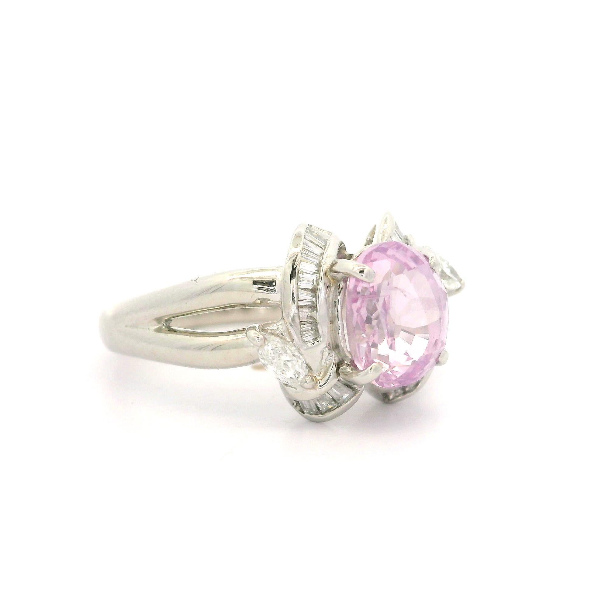 Anillo de Platino GIA 2.99ctw Zafiro Rosa Pastel Oval con Diamante Baguette en venta 9