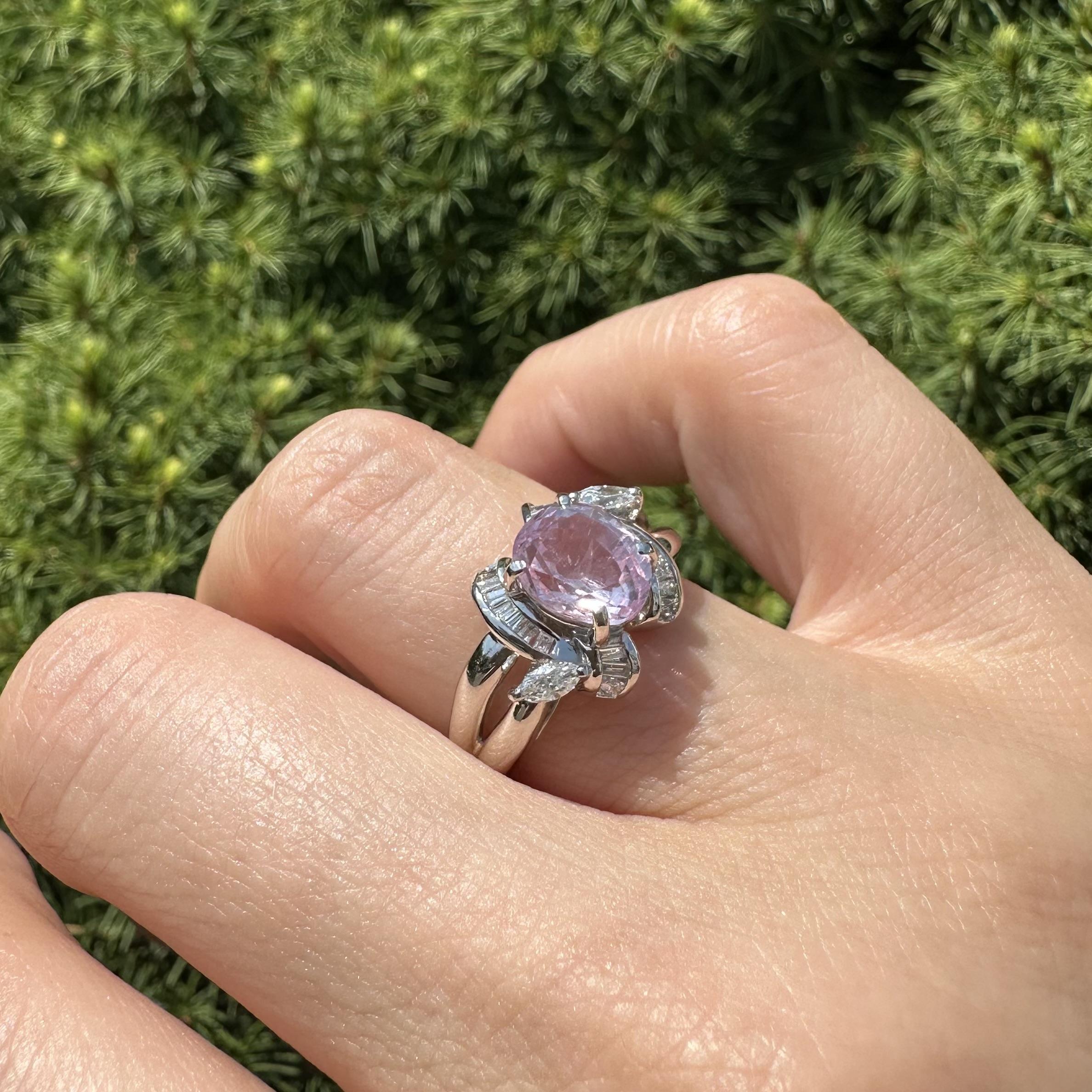 Anillo de Platino GIA 2.99ctw Zafiro Rosa Pastel Oval con Diamante Baguette en venta 10