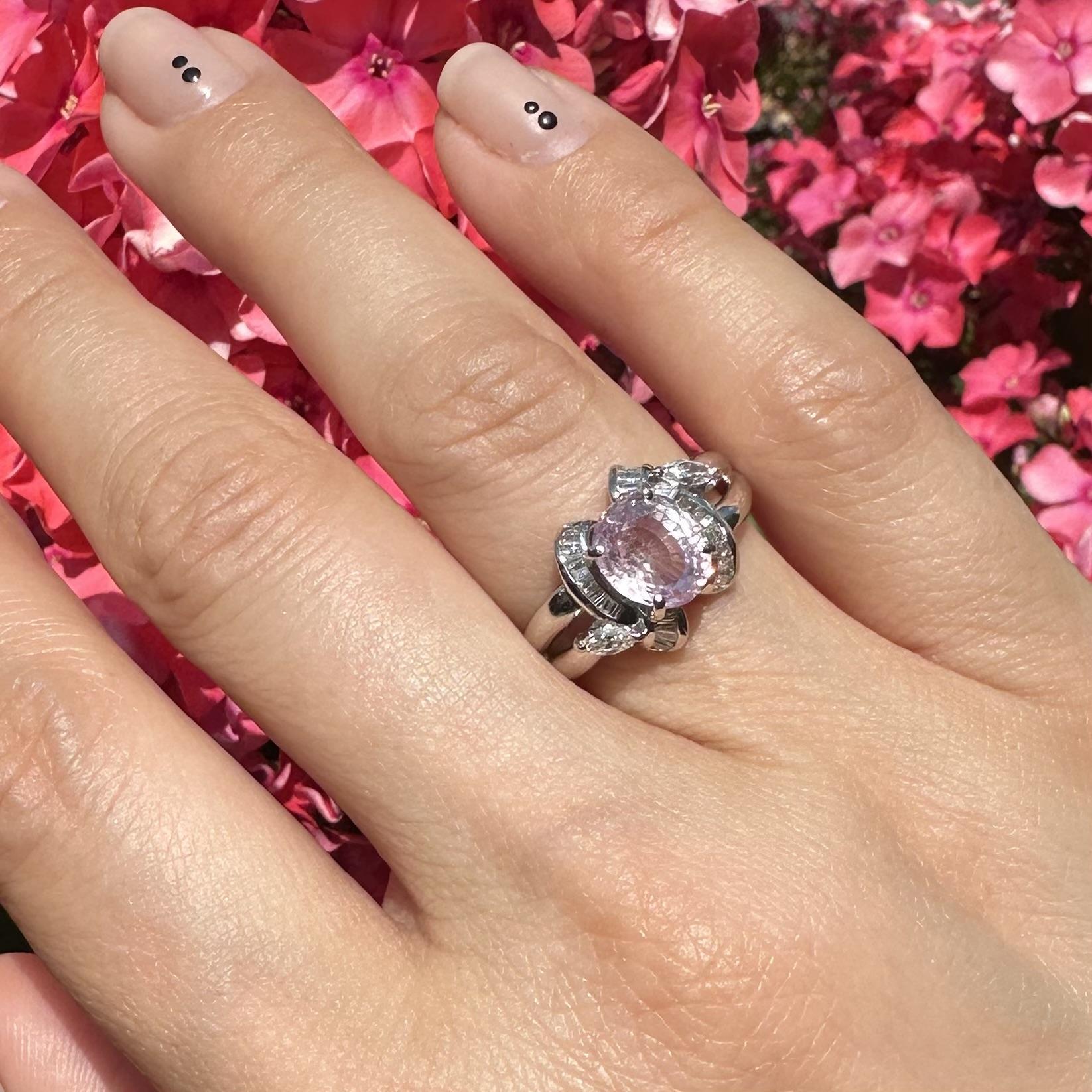Anillo de Platino GIA 2.99ctw Zafiro Rosa Pastel Oval con Diamante Baguette en venta 12