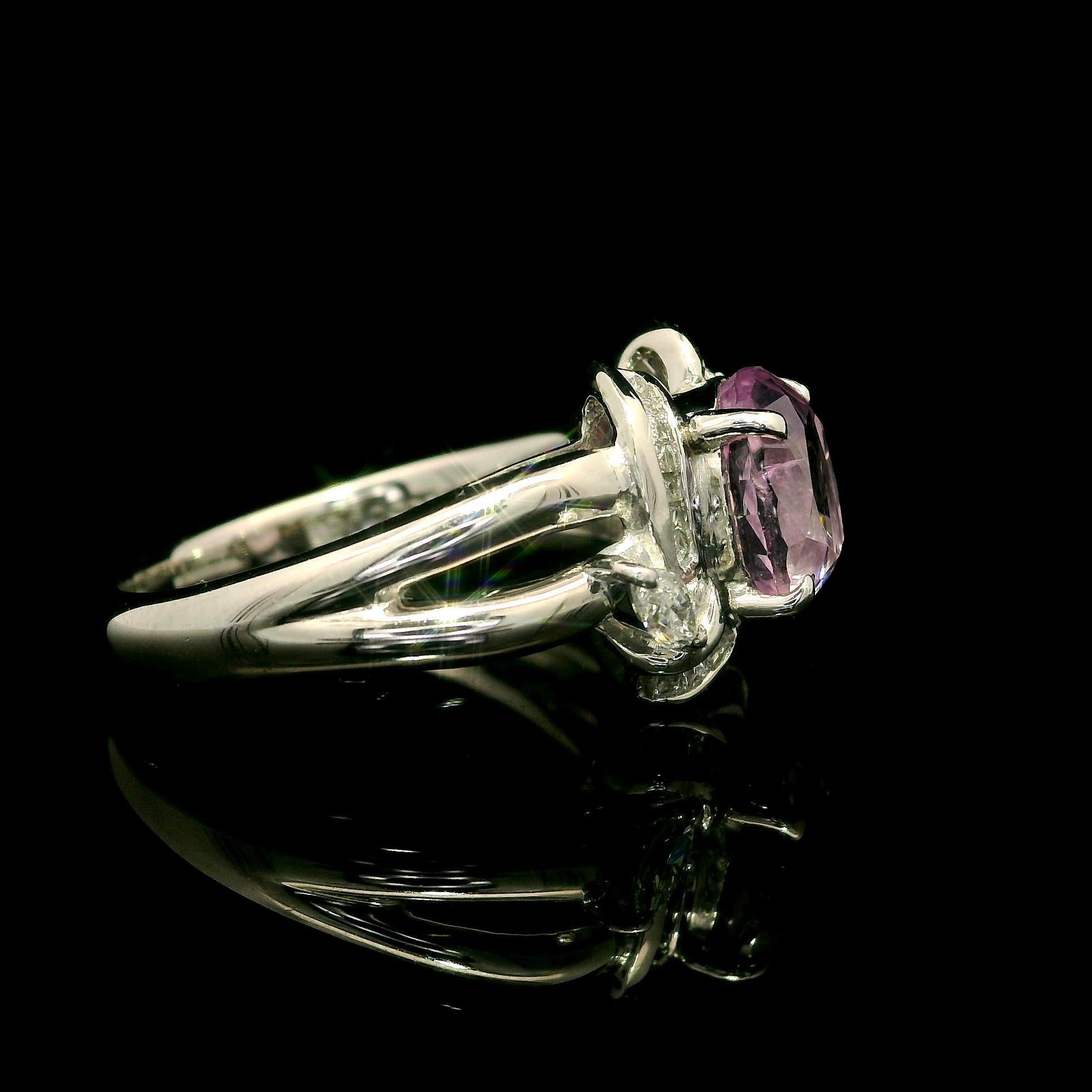 Anillo de Platino GIA 2.99ctw Zafiro Rosa Pastel Oval con Diamante Baguette Corte oval en venta