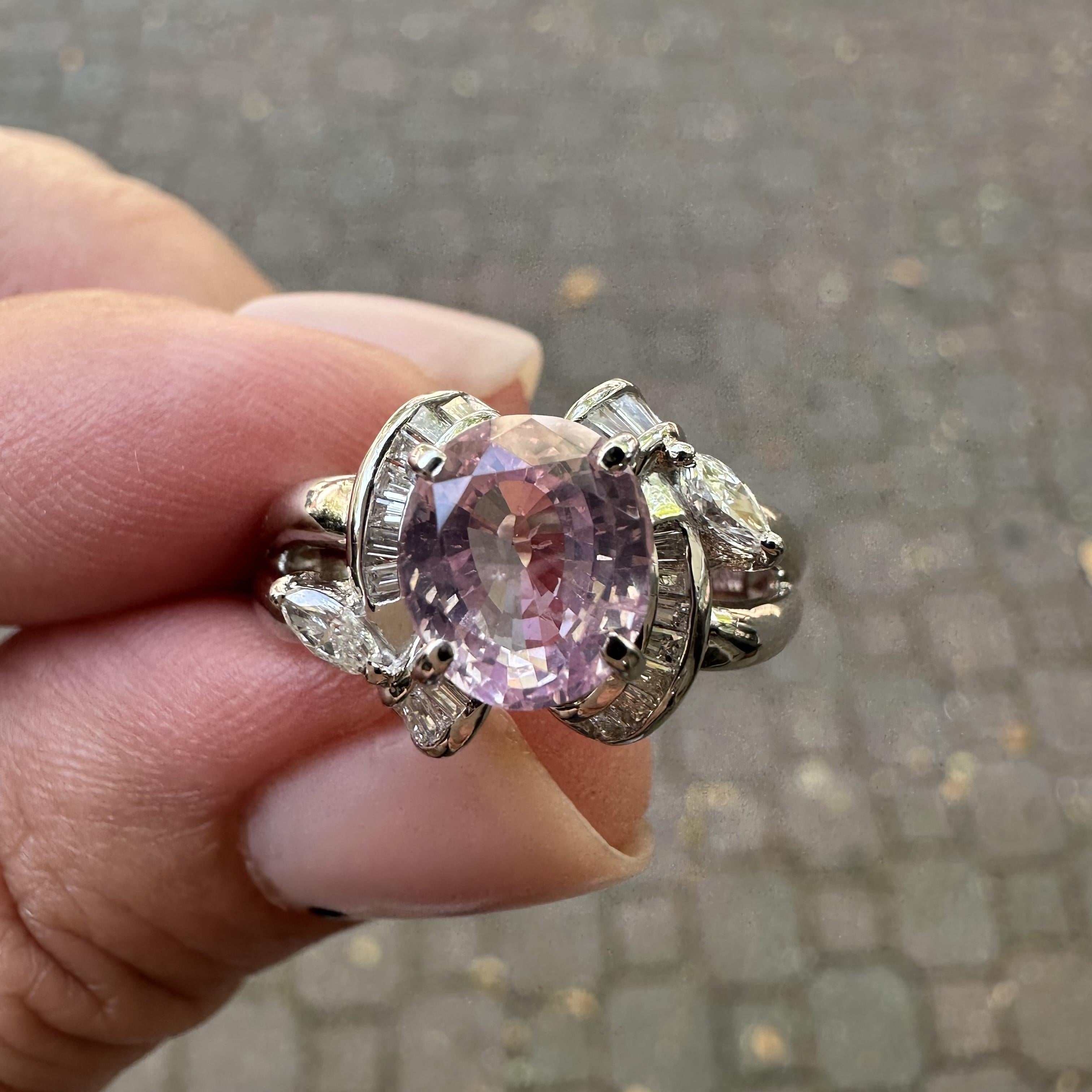 De las mujeres Anillo de Platino GIA 2.99ctw Zafiro Rosa Pastel Oval con Diamante Baguette en venta