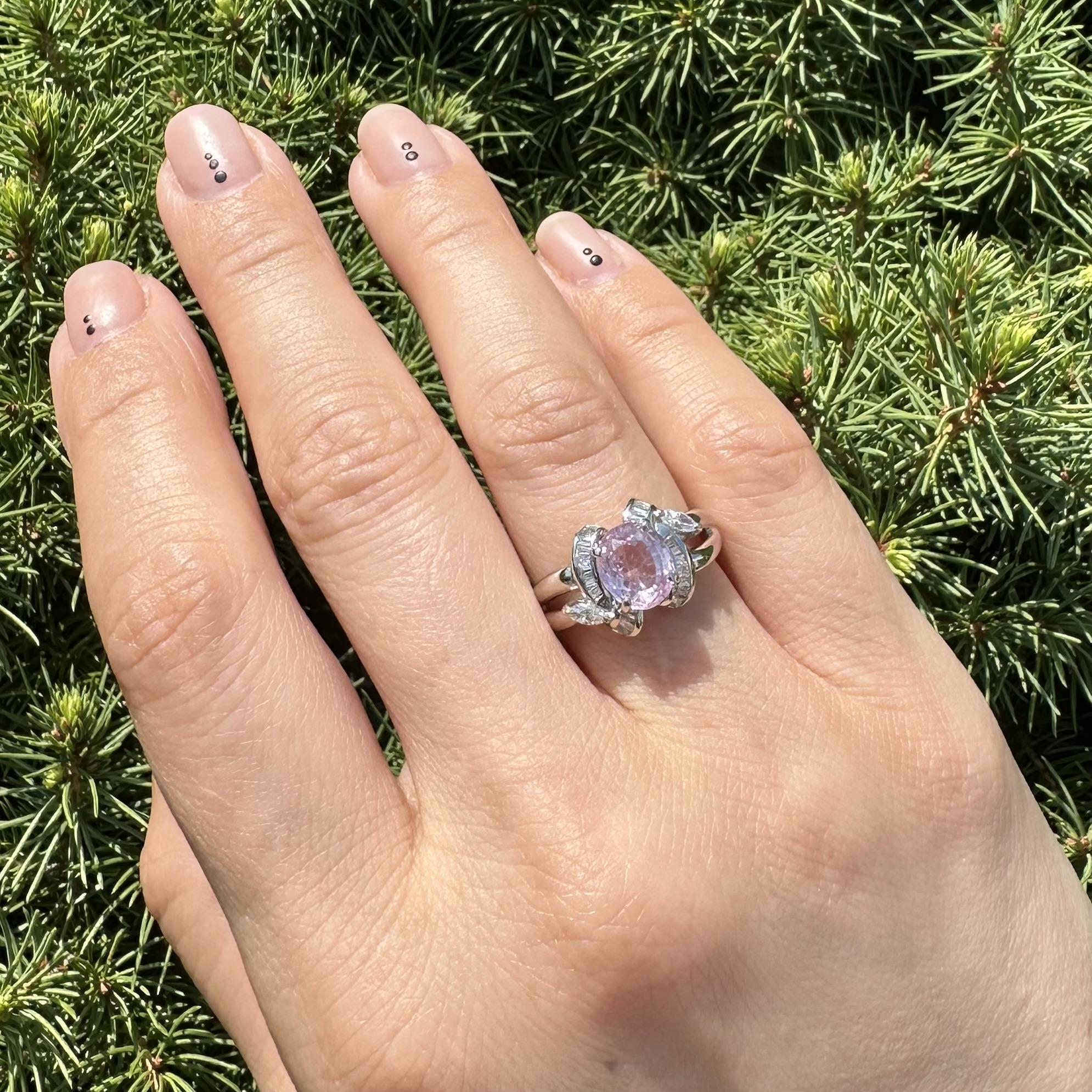 Anillo de Platino GIA 2.99ctw Zafiro Rosa Pastel Oval con Diamante Baguette en venta 1