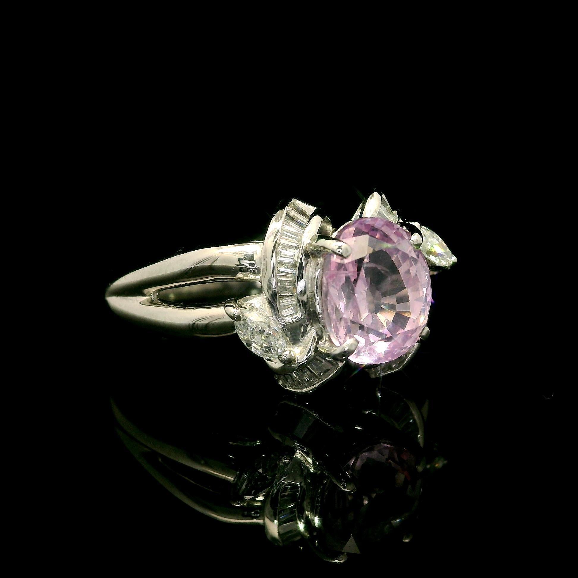Anillo de Platino GIA 2.99ctw Zafiro Rosa Pastel Oval con Diamante Baguette en venta 2