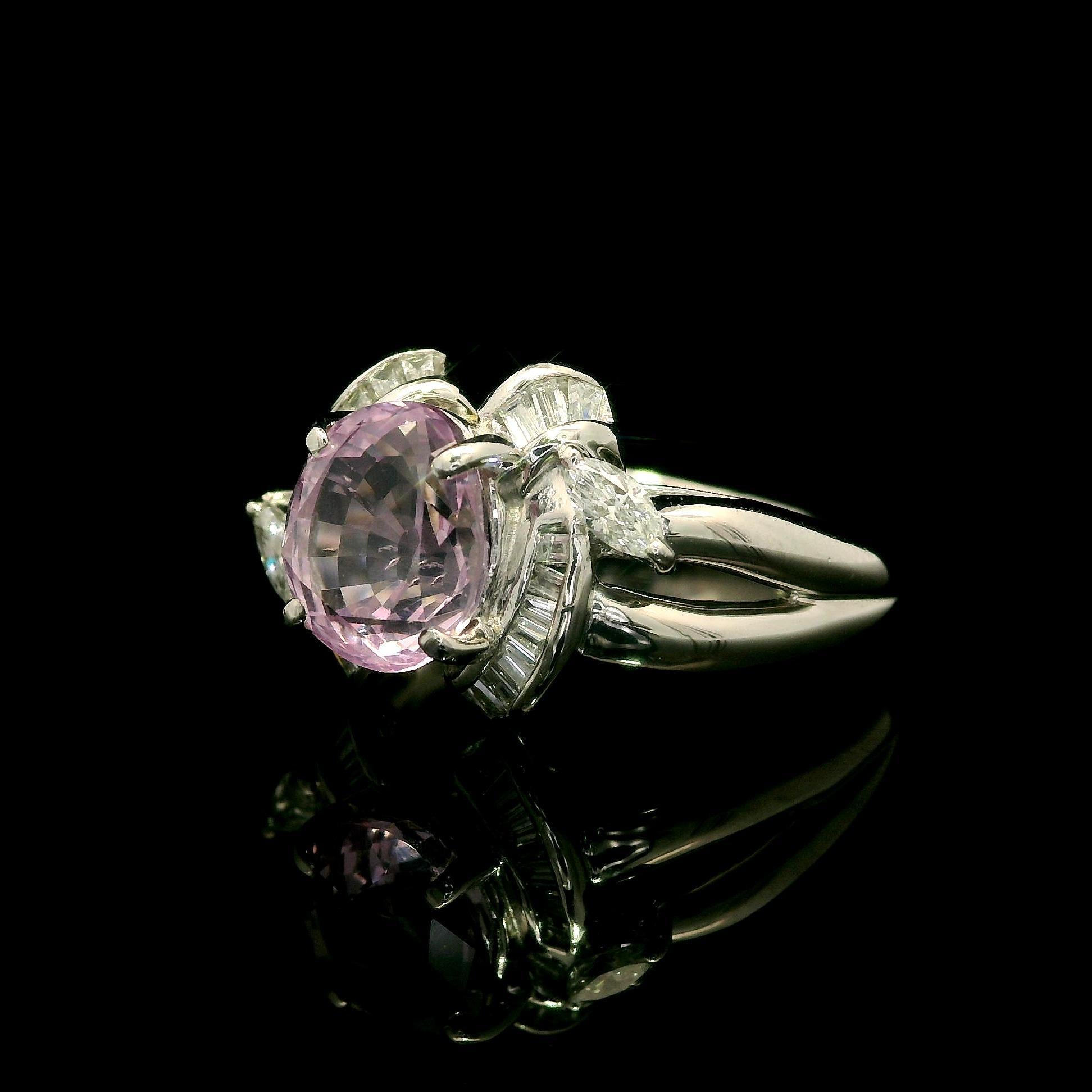 Anillo de Platino GIA 2.99ctw Zafiro Rosa Pastel Oval con Diamante Baguette en venta 3
