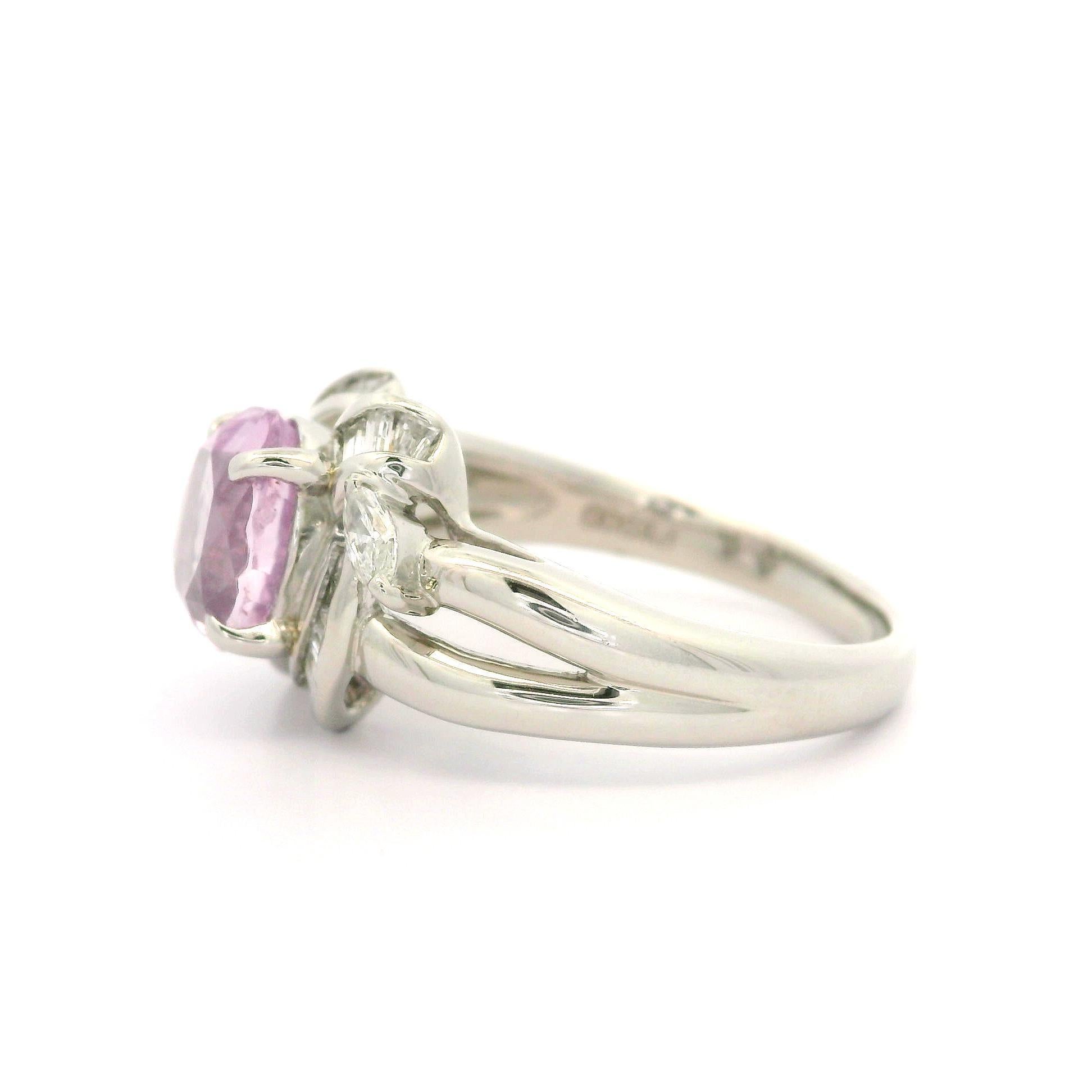 Anillo de Platino GIA 2.99ctw Zafiro Rosa Pastel Oval con Diamante Baguette en venta 4