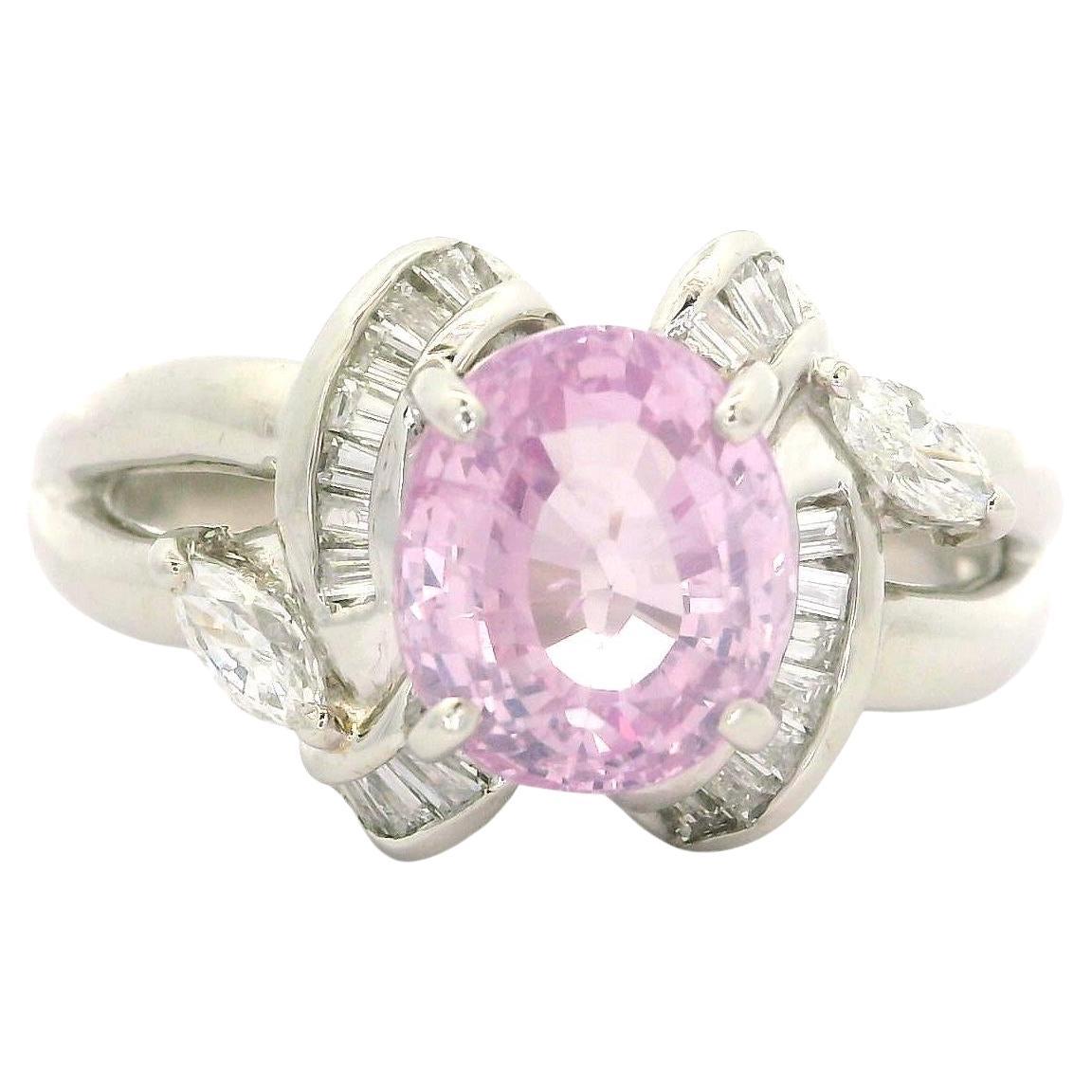 Anillo de Platino GIA 2.99ctw Zafiro Rosa Pastel Oval con Diamante Baguette en venta