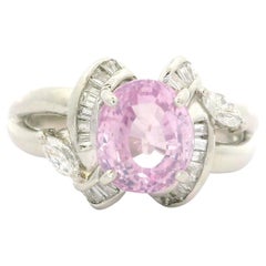 Anillo de Platino GIA 2.99ctw Zafiro Rosa Pastel Oval con Diamante Baguette