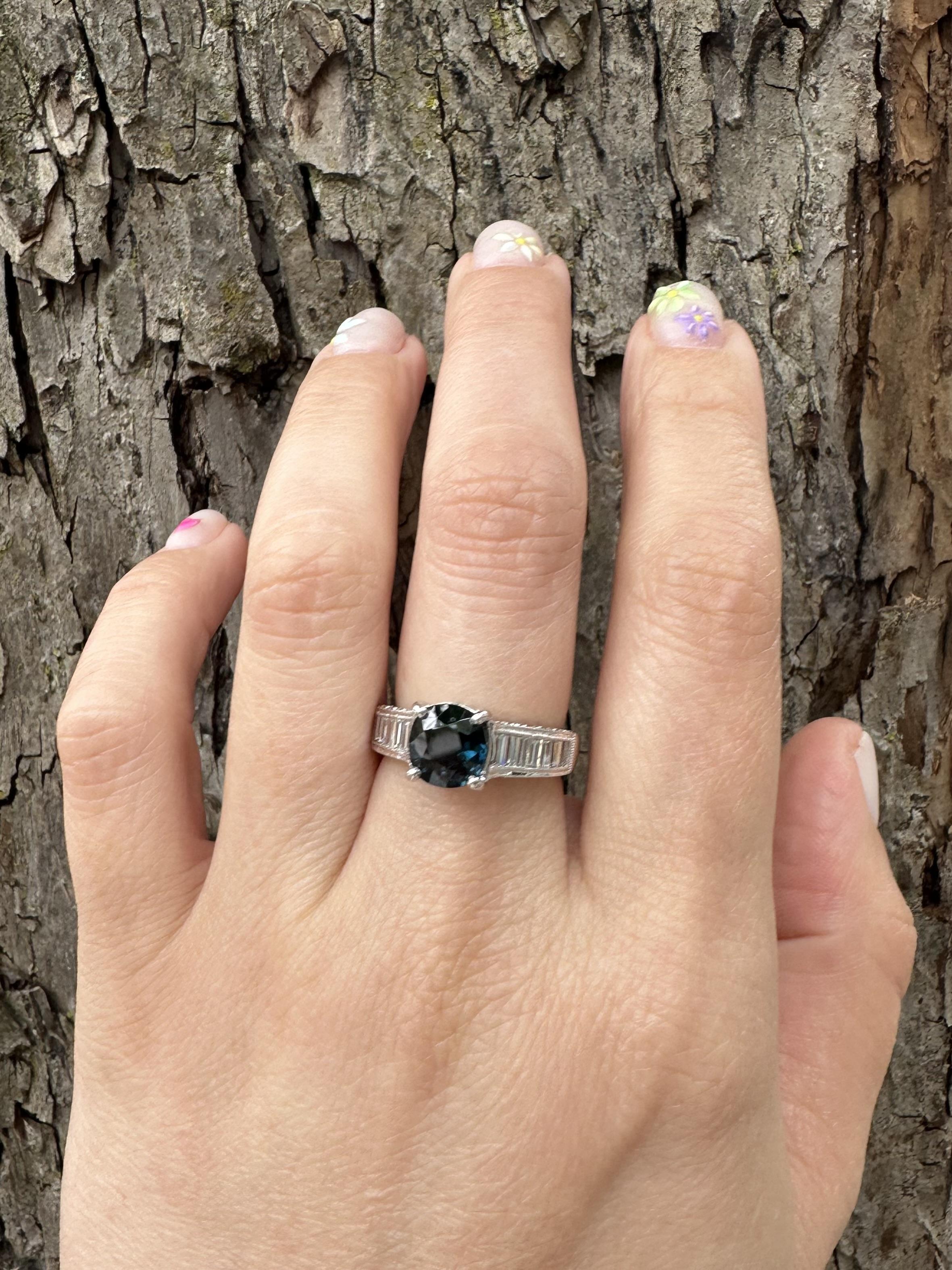 Platinum GIA 3.15ctw Dark Blue Cushion Spinel Baguette Diamond Sides Ring en Excelente estado para la venta en Montclair, NJ