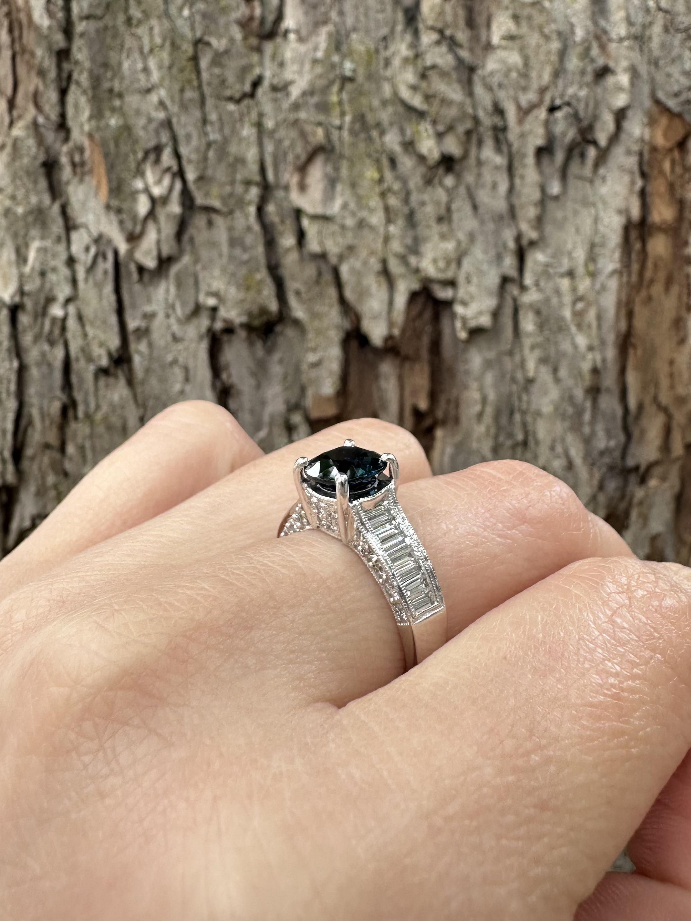 De las mujeres Platinum GIA 3.15ctw Dark Blue Cushion Spinel Baguette Diamond Sides Ring en venta