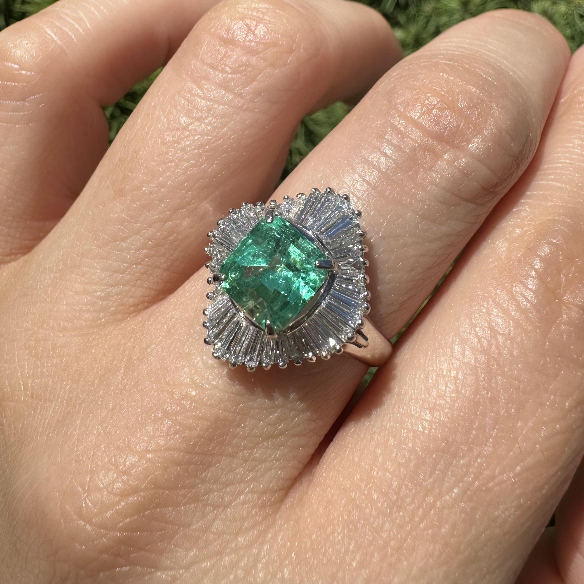 Platinum GIA 3.51ctw Clean Bright Colombian Emerald Wavy Diamond Ballerina Ring In Excellent Condition For Sale In Montclair, NJ