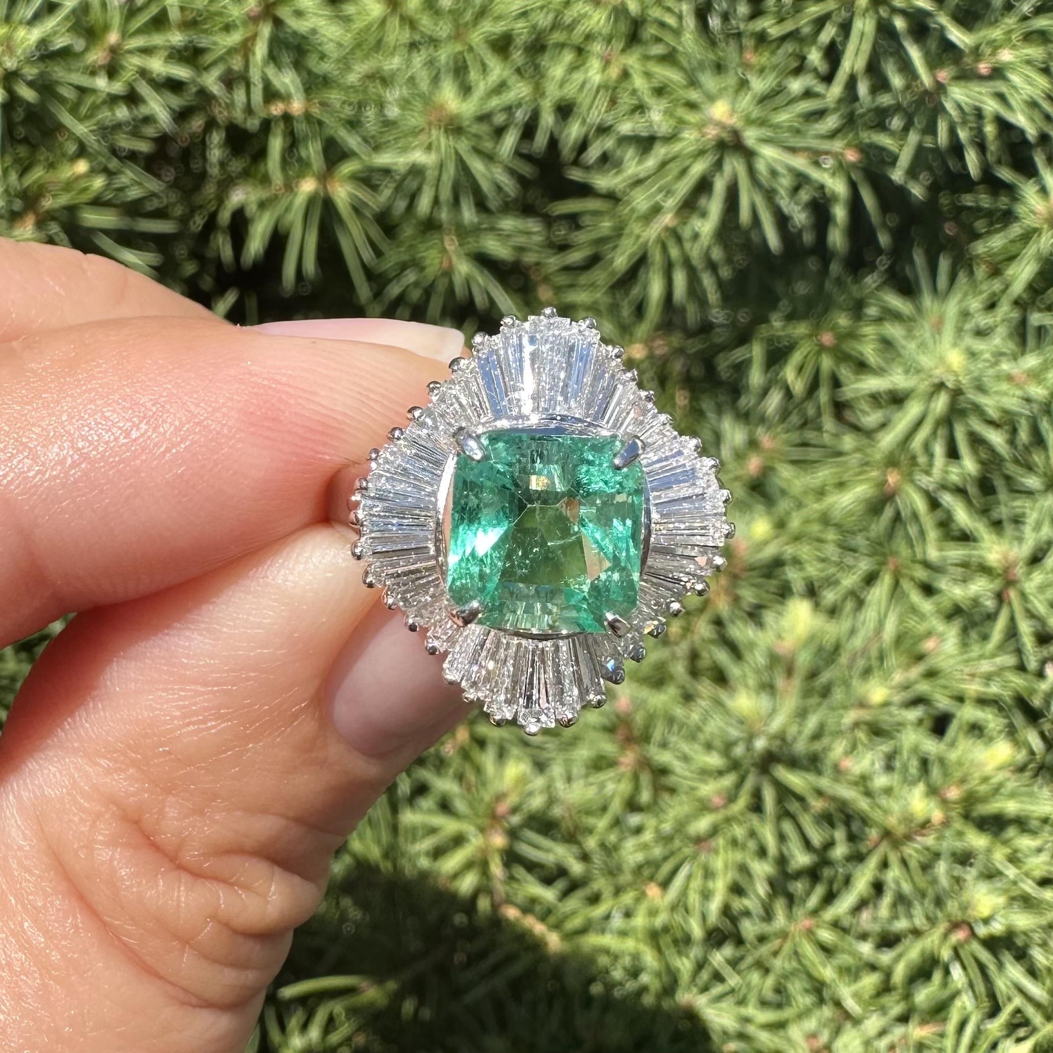 Women's Platinum GIA 3.51ctw Clean Bright Colombian Emerald Wavy Diamond Ballerina Ring For Sale