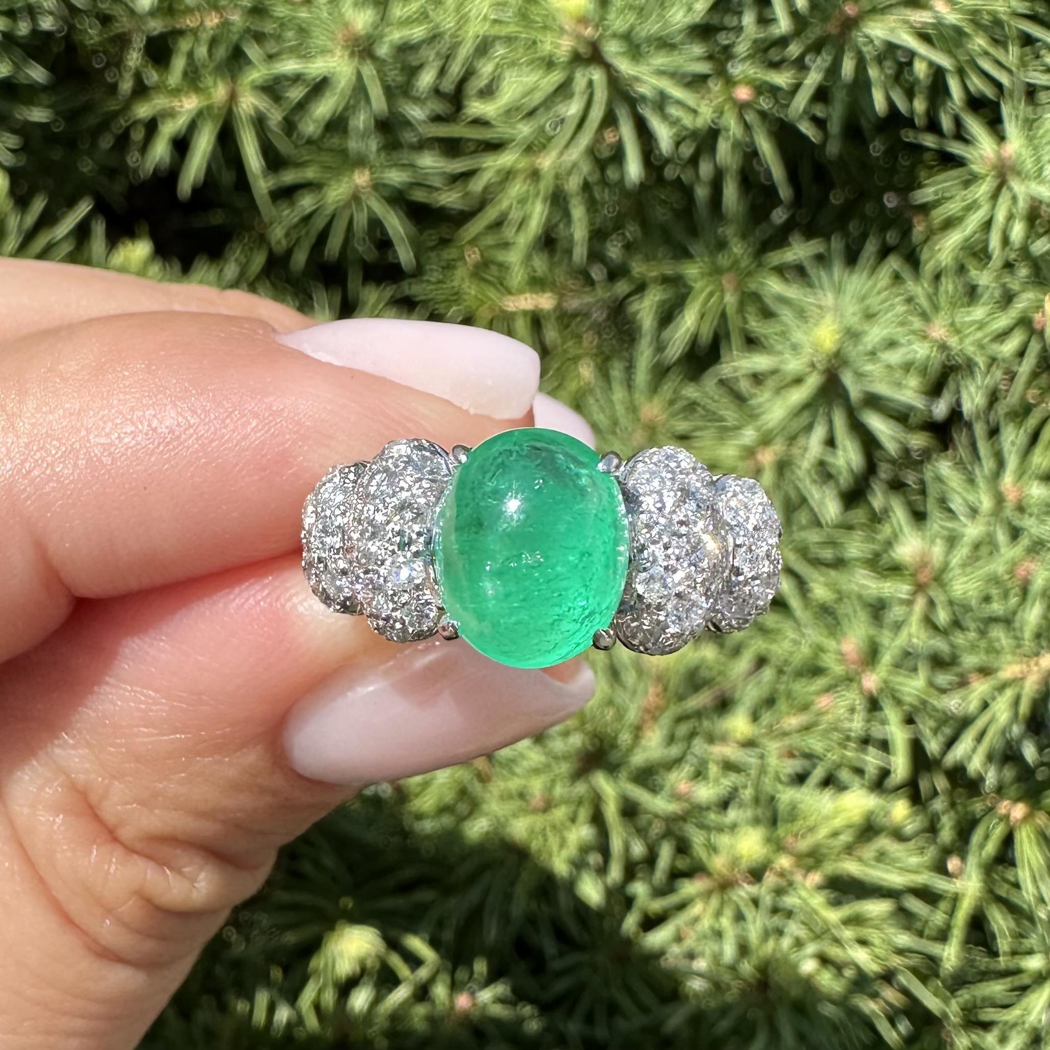 Platin GIA 3,66ctw Cabochon kolumbianischen Smaragd & Diamond Bubble Sides Ring im Zustand „Gut“ im Angebot in Montclair, NJ