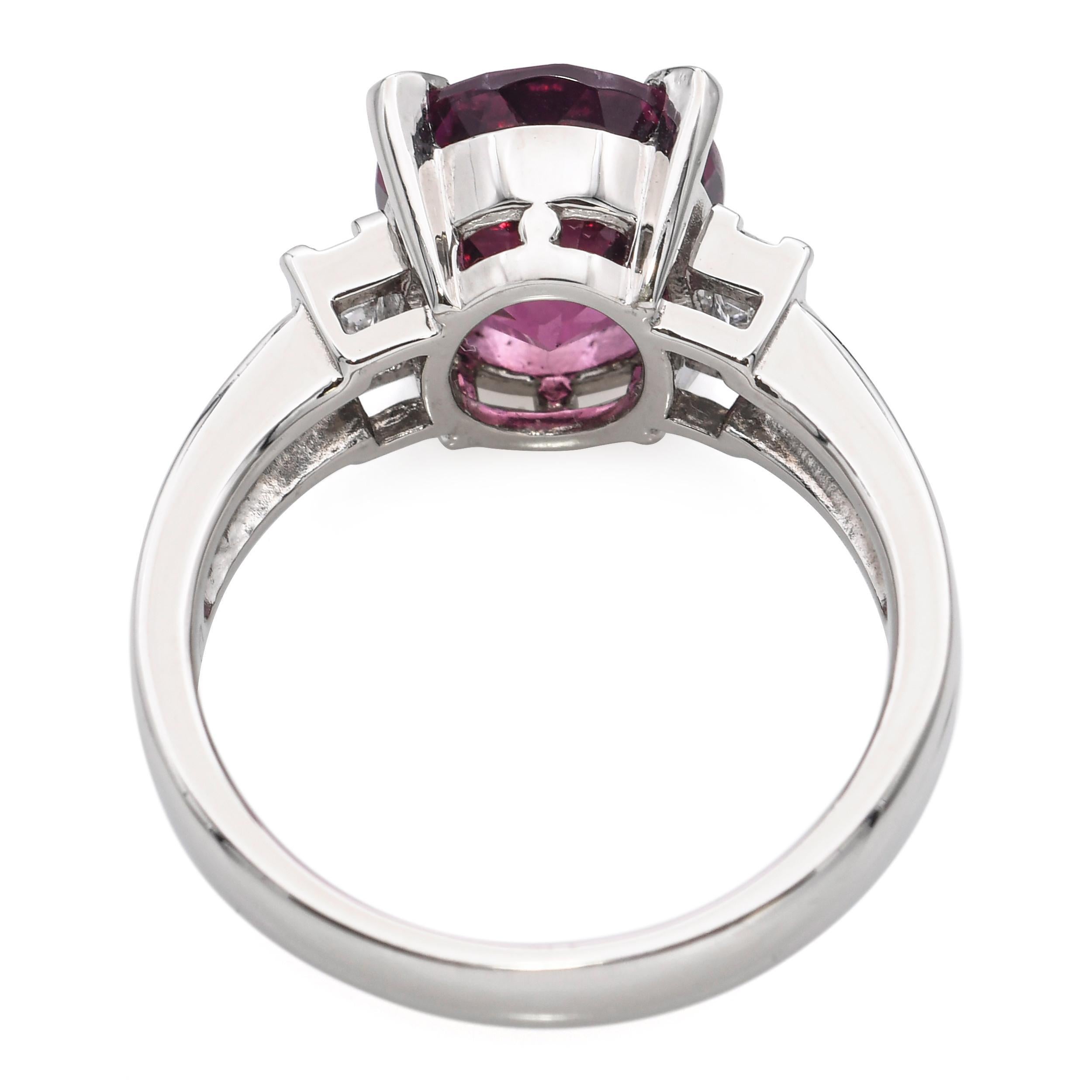 Anello in platino GIA con spinello rosa-viola del Tagikistan da 3,82 carati senza calore e diamanti In condizioni ottime in vendita a New York, NY