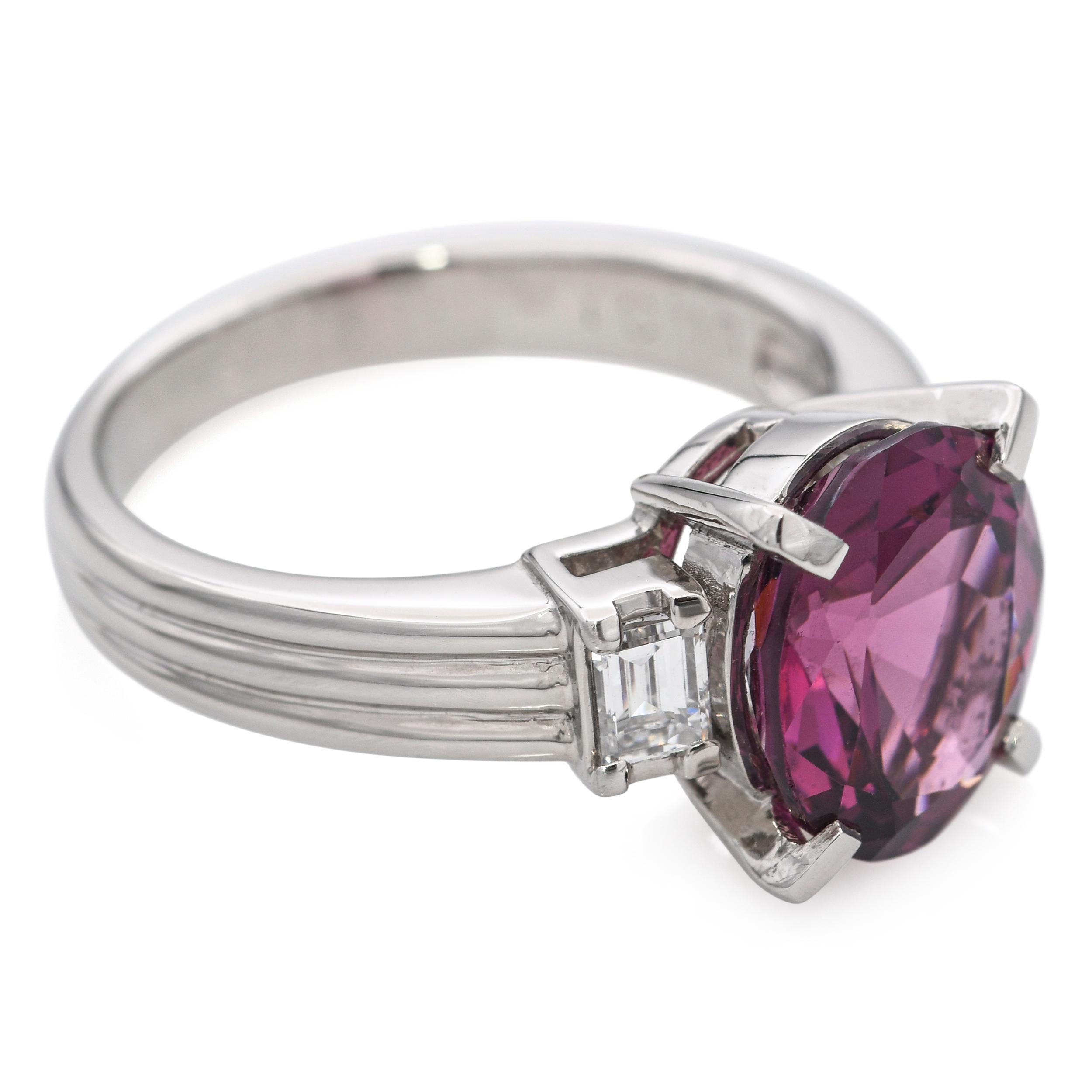 Anello in platino GIA con spinello rosa-viola del Tagikistan da 3,82 carati senza calore e diamanti in vendita 1
