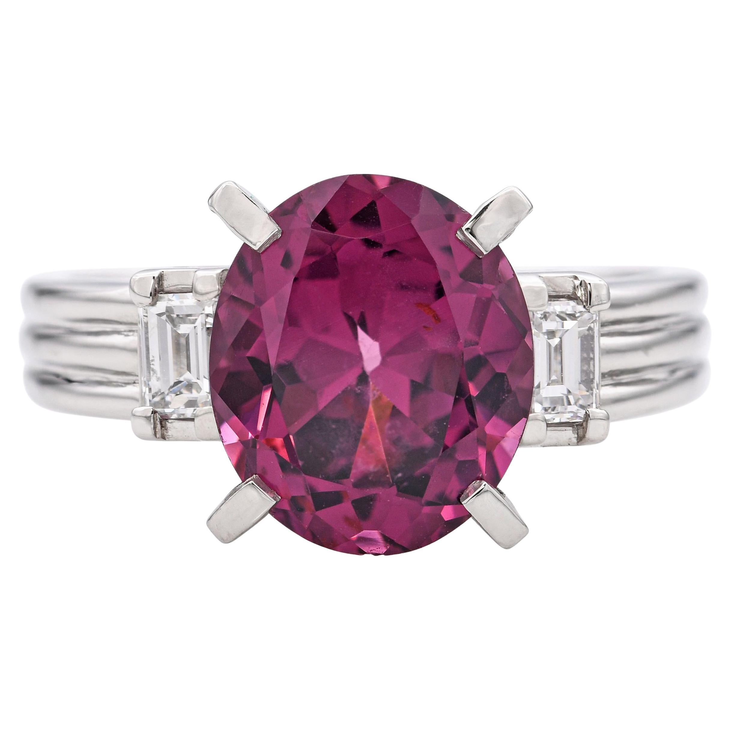 Anello in platino GIA con spinello rosa-viola del Tagikistan da 3,82 carati senza calore e diamanti in vendita