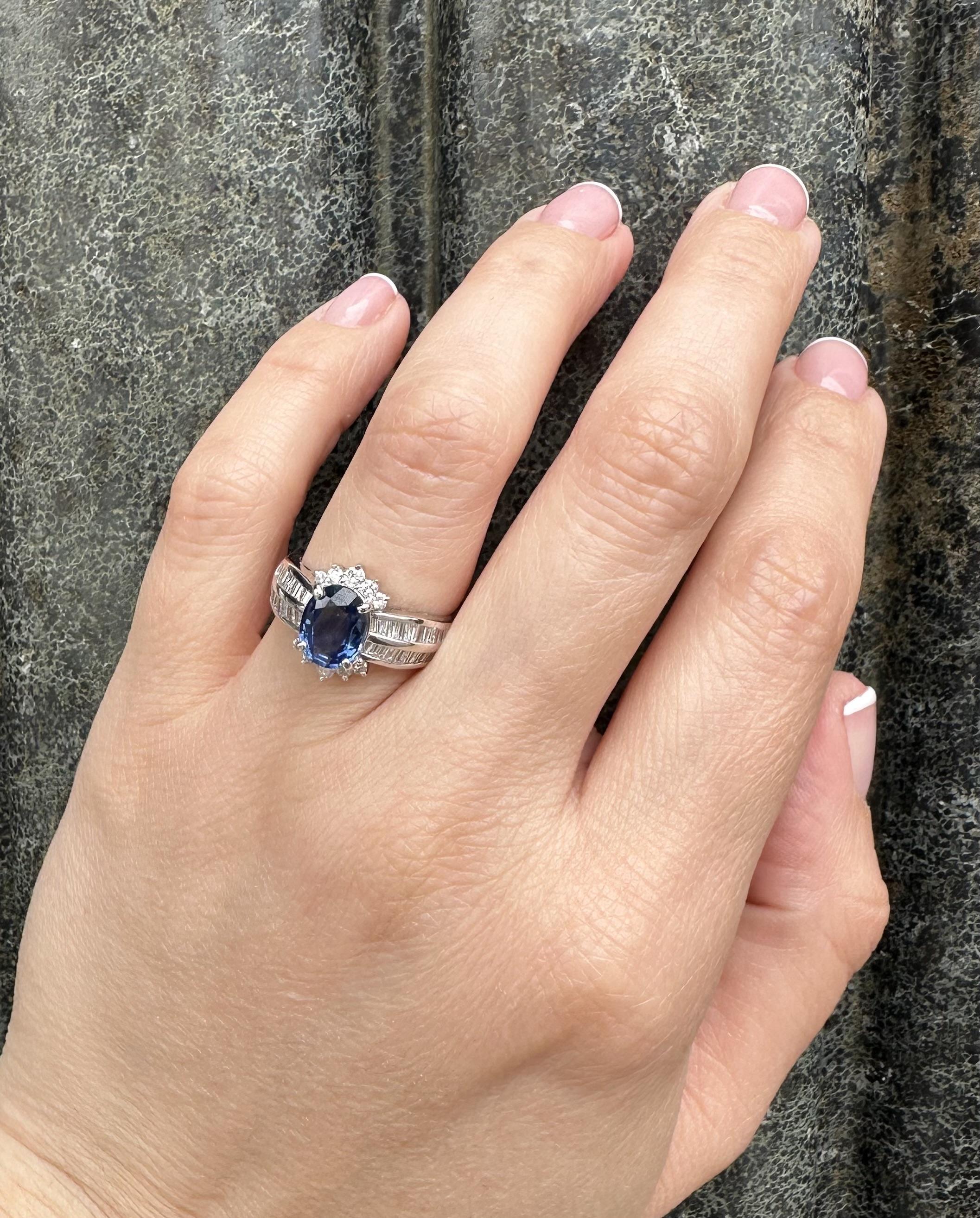 Taglio ovale Platino GIA 3ctw Zaffiro ovale con diamante rotondo e baguette Anello floreale da cocktail in vendita