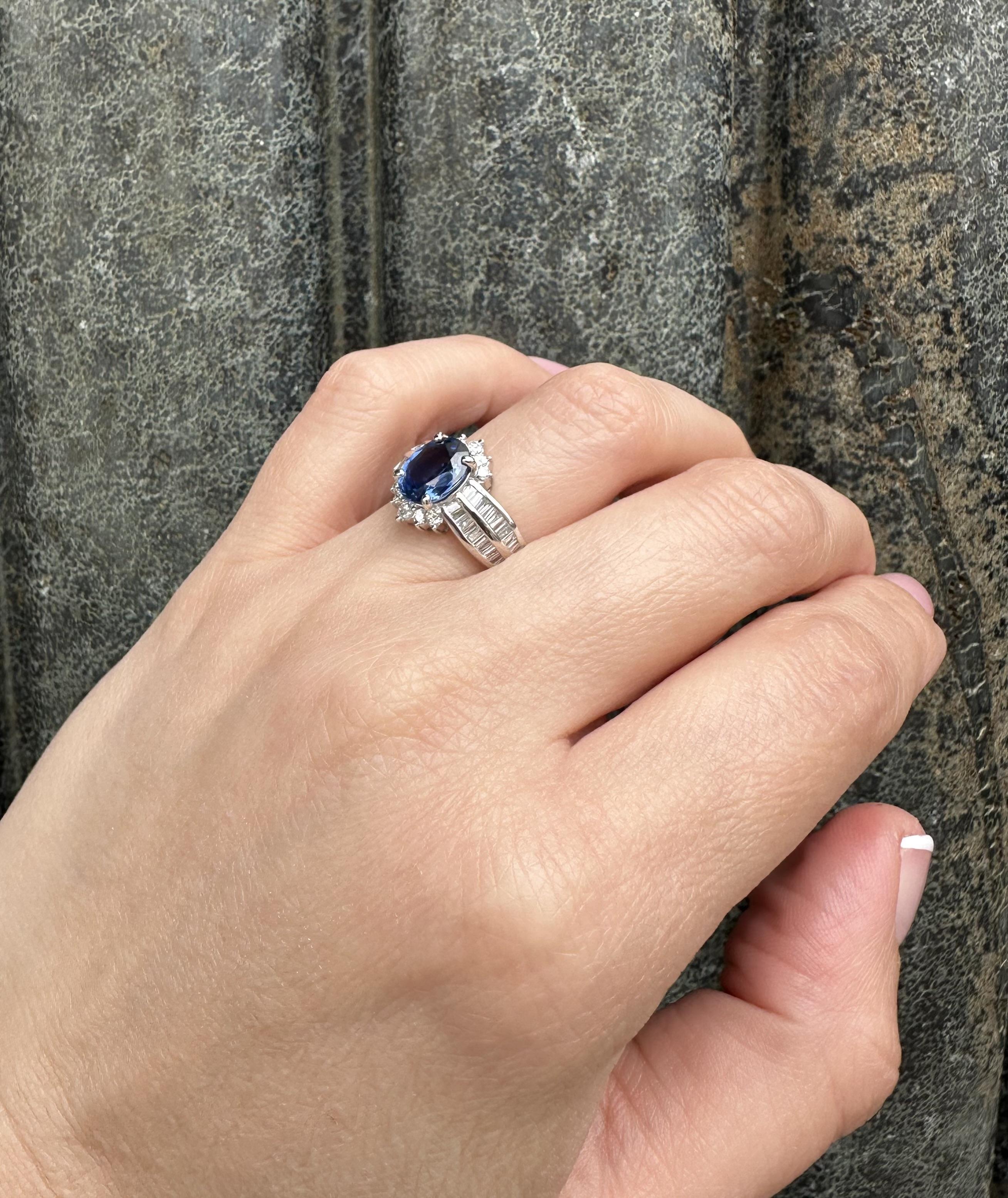 Platino GIA 3ctw Zaffiro ovale con diamante rotondo e baguette Anello floreale da cocktail In condizioni ottime in vendita a Montclair, NJ