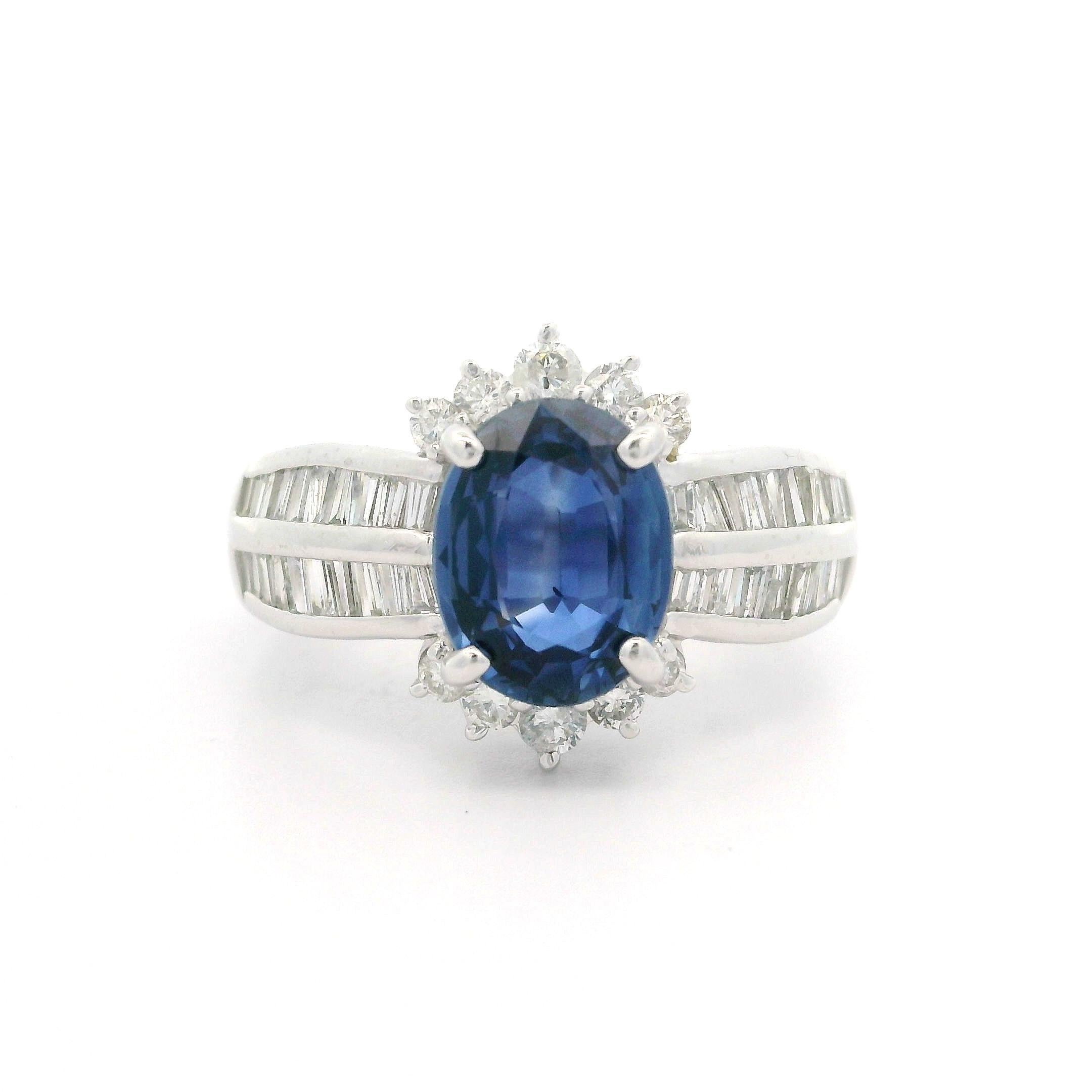 Donna Platino GIA 3ctw Zaffiro ovale con diamante rotondo e baguette Anello floreale da cocktail in vendita