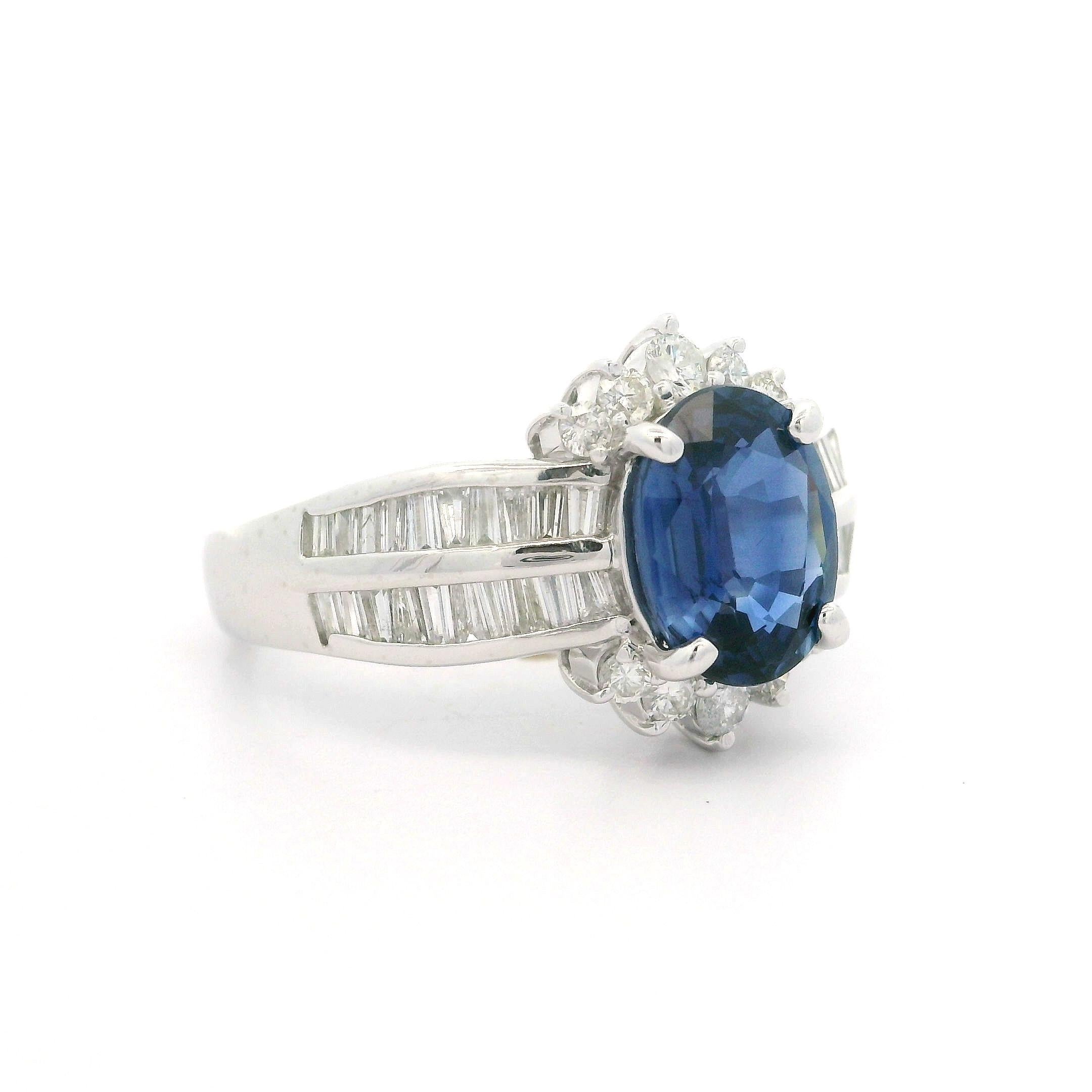 Platino GIA 3ctw Zaffiro ovale con diamante rotondo e baguette Anello floreale da cocktail in vendita 1