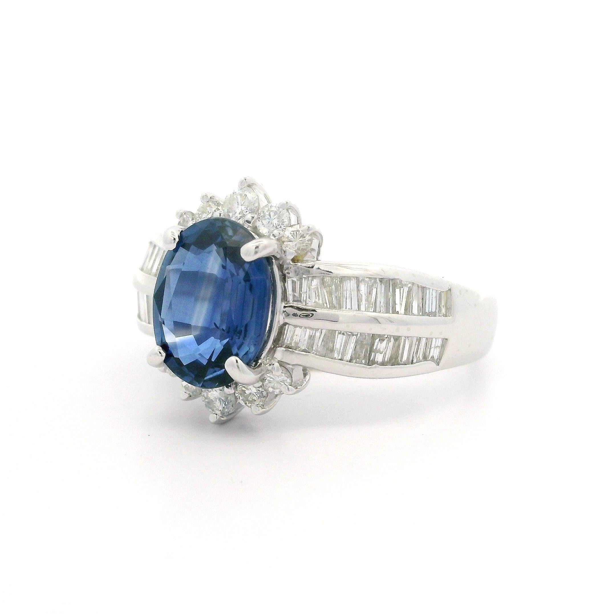 Platino GIA 3ctw Zaffiro ovale con diamante rotondo e baguette Anello floreale da cocktail in vendita 2