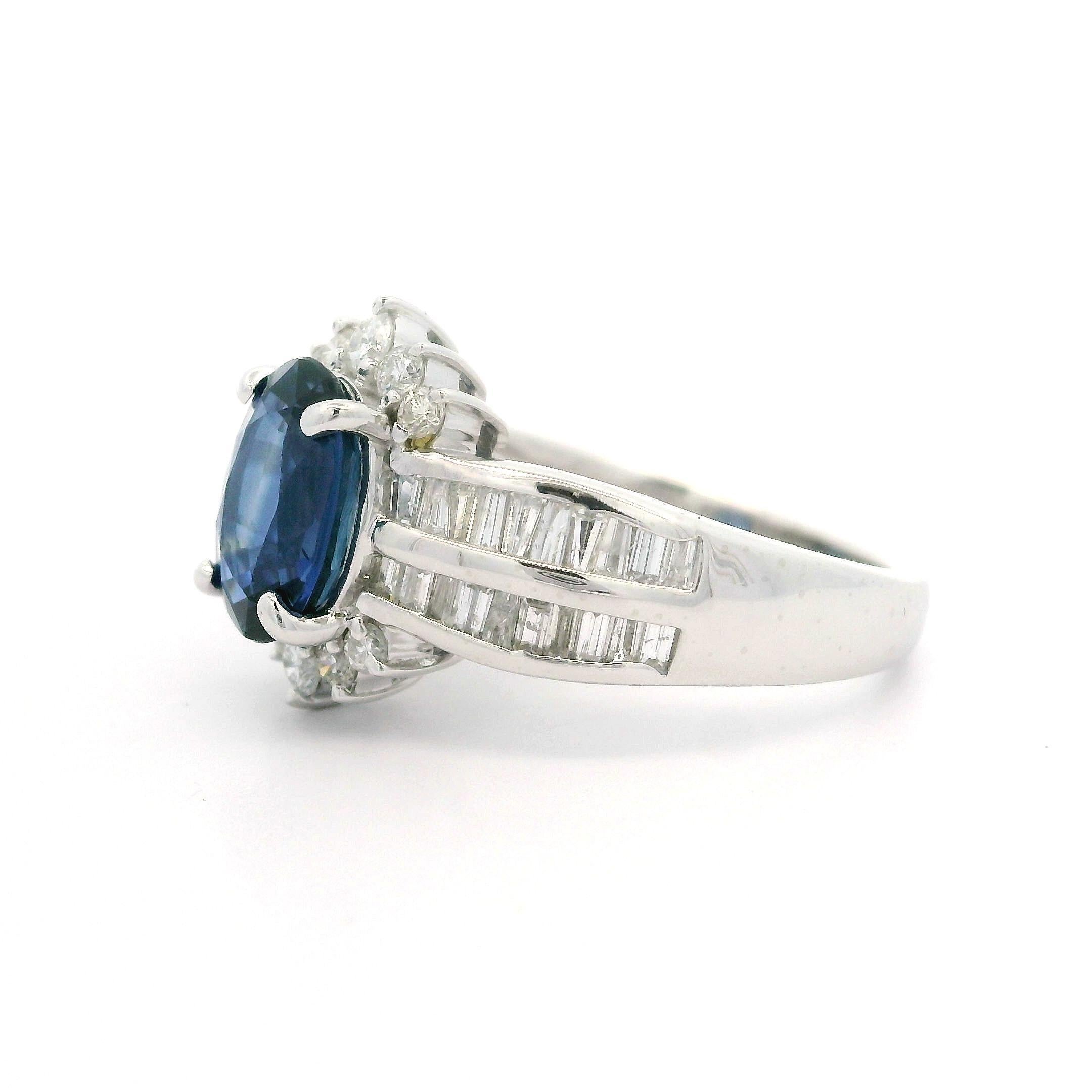 Platino GIA 3ctw Zaffiro ovale con diamante rotondo e baguette Anello floreale da cocktail in vendita 3