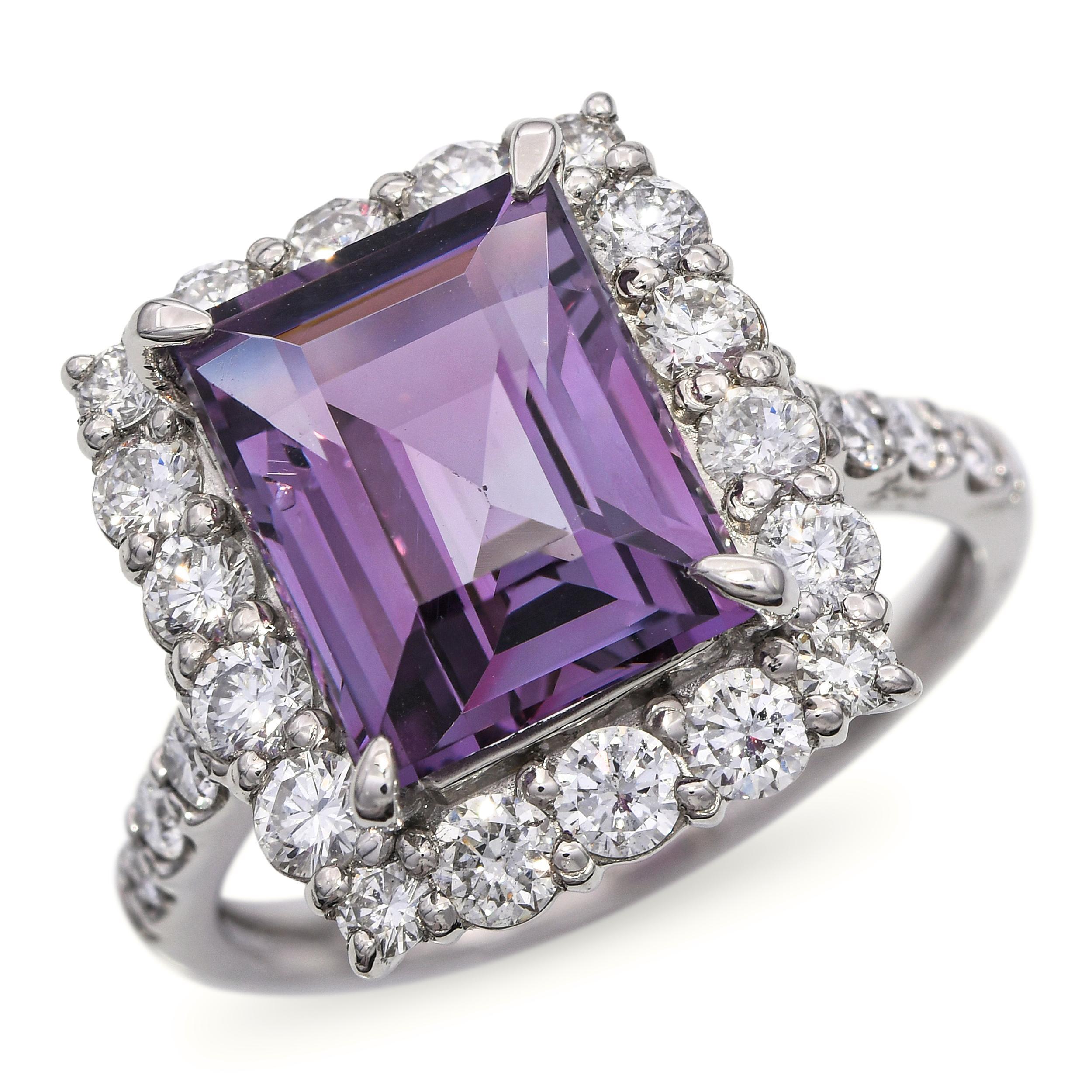 Dieser exquisite Ring zeigt einen zertifizierten, natürlichen violetten Spinell, der von GIA bewertet und in einer auffälligen rechteckigen Form mit Stufenschliff geschliffen wurde. Der Spinell zeigt einen lebhaften rosa-violetten Farbton mit