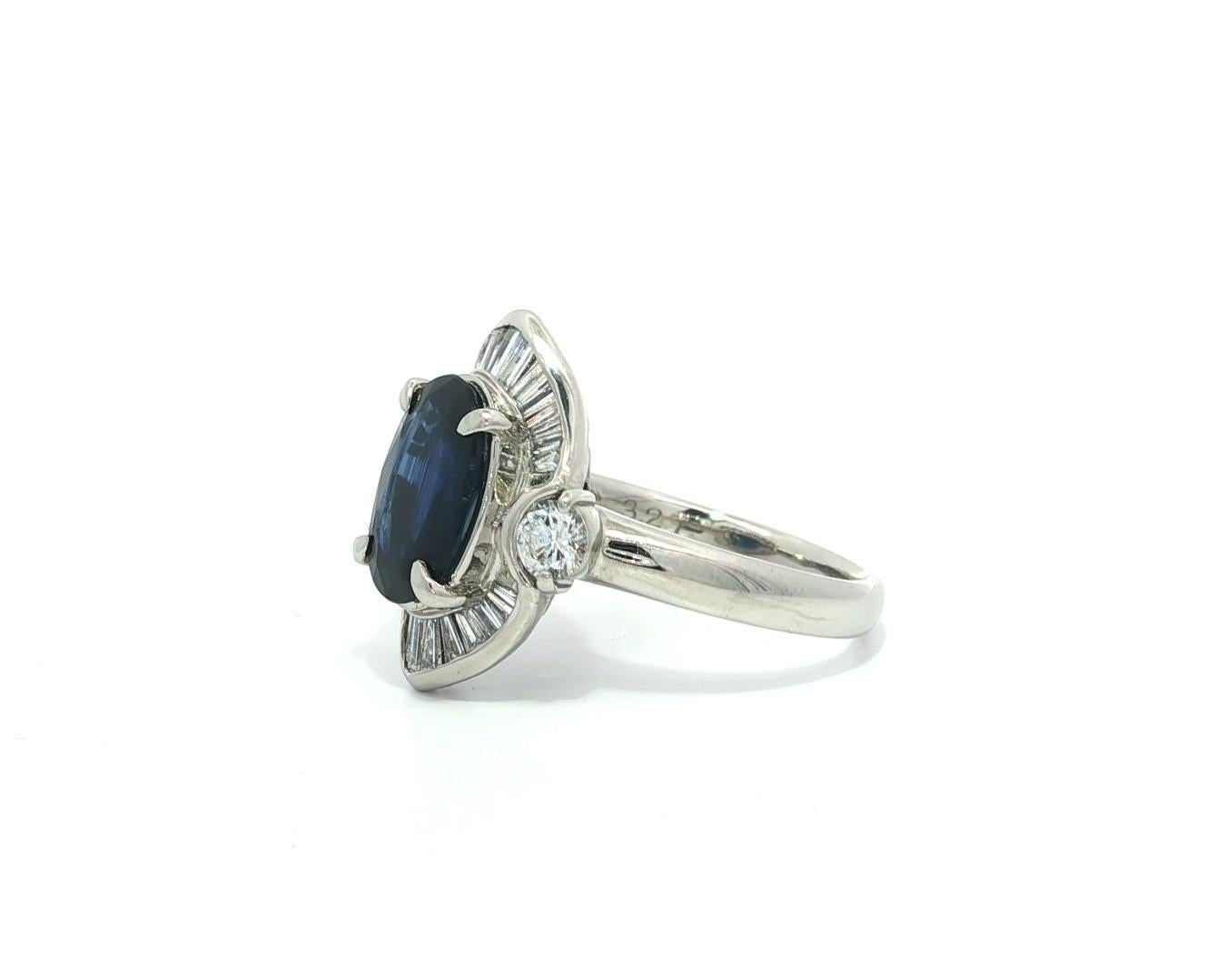 Anello in platino GIA con zaffiro ovale lungo blu reale e accenti di diamante da 4,05 ct. in vendita 5