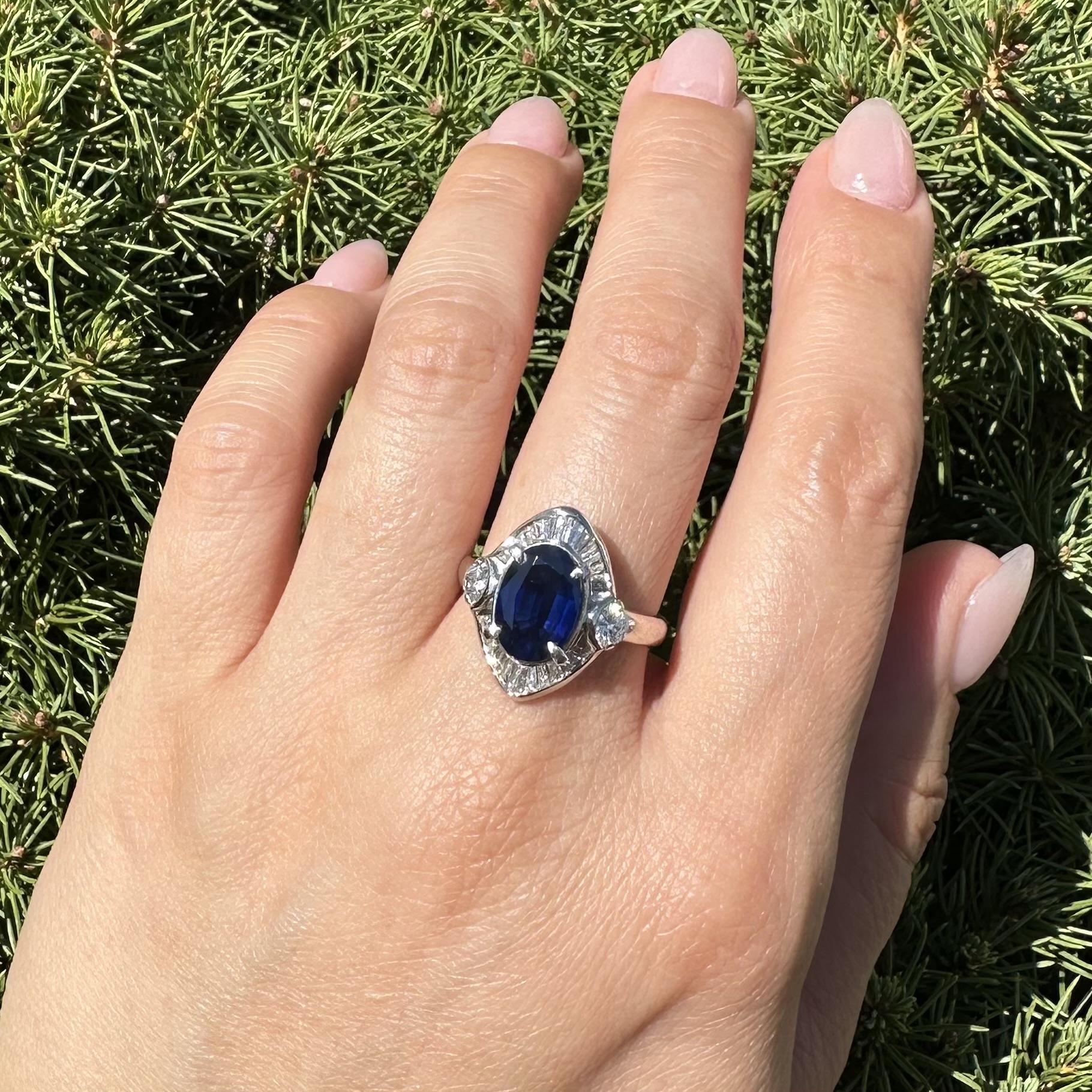 Anello in platino GIA con zaffiro ovale lungo blu reale e accenti di diamante da 4,05 ct. in vendita 11