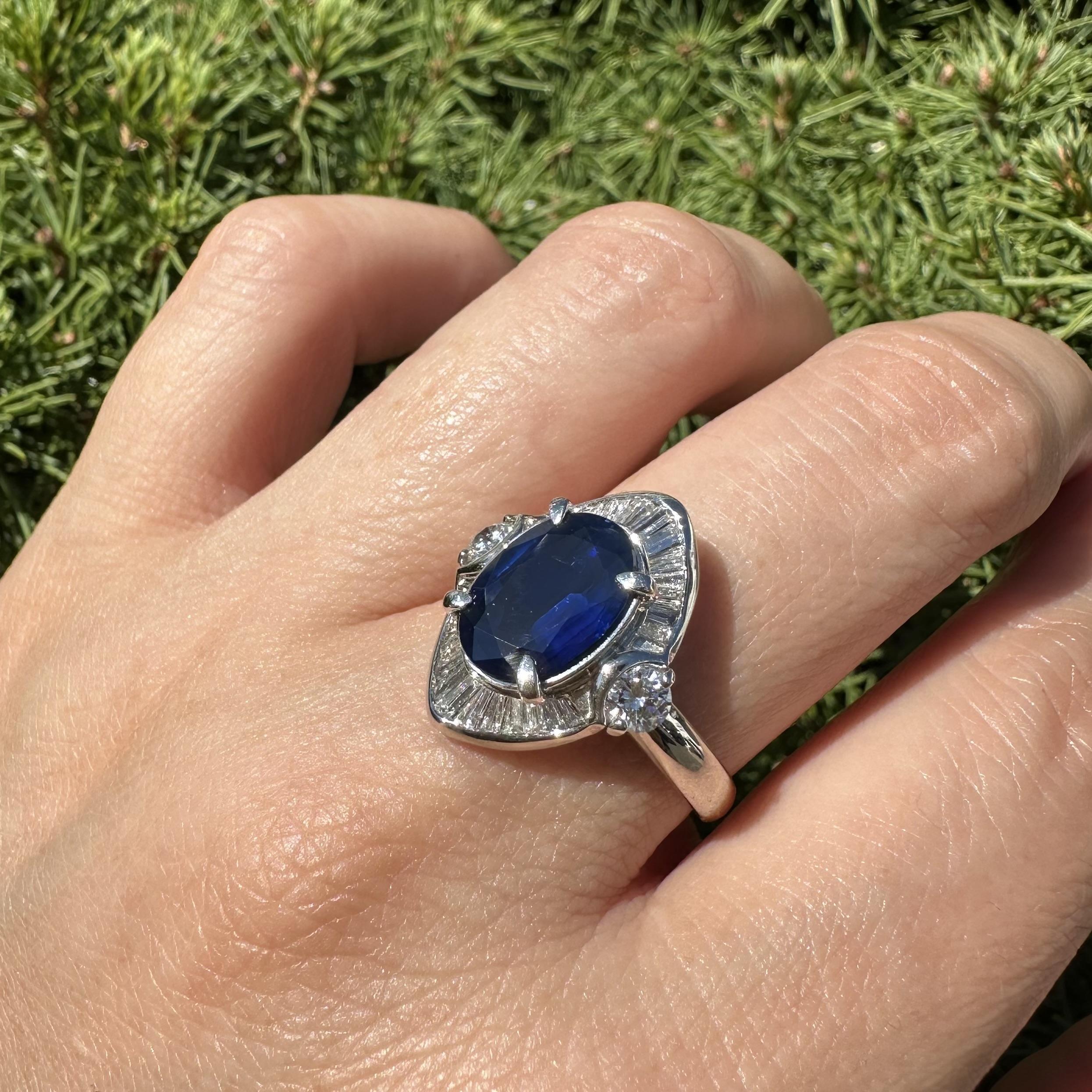 Anello in platino GIA con zaffiro ovale lungo blu reale e accenti di diamante da 4,05 ct. in vendita 12