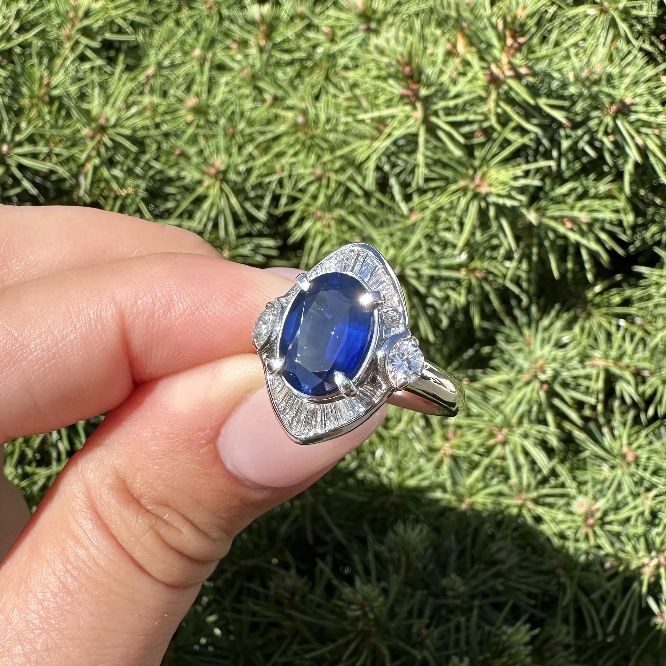 Anello in platino GIA con zaffiro ovale lungo blu reale e accenti di diamante da 4,05 ct. in vendita 13