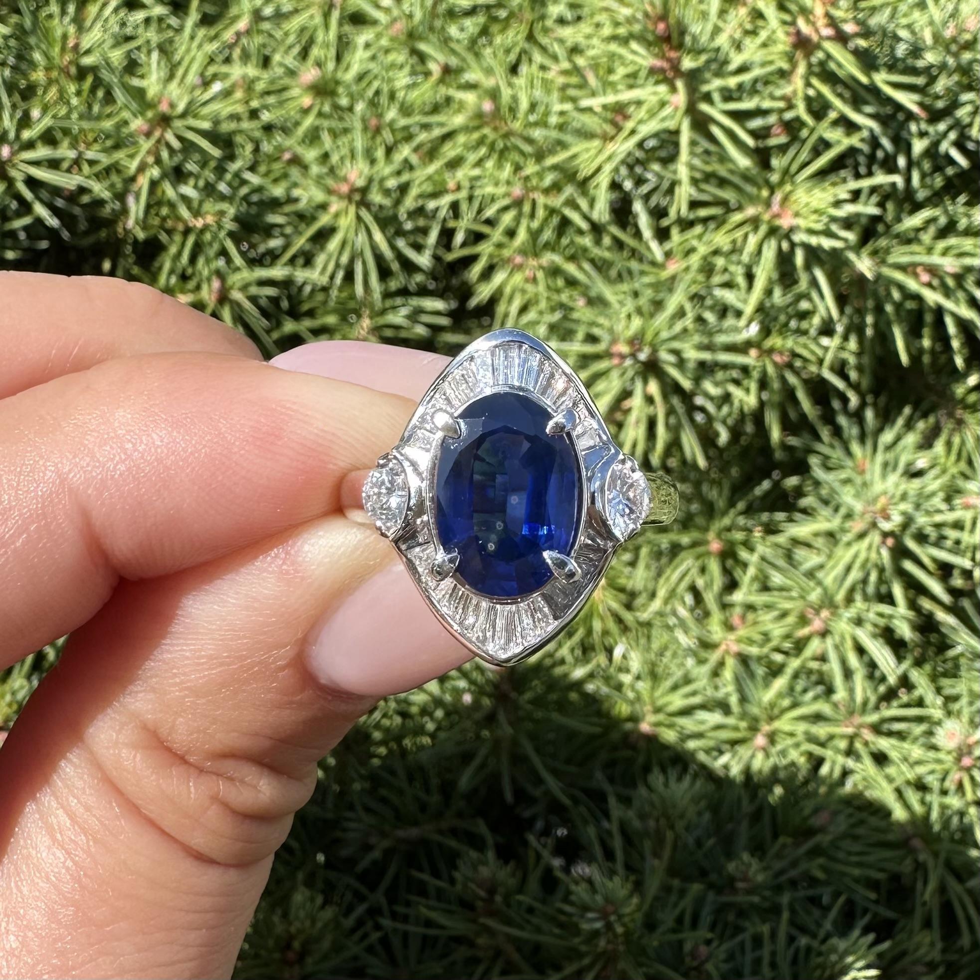 Anello in platino GIA con zaffiro ovale lungo blu reale e accenti di diamante da 4,05 ct. in vendita 14