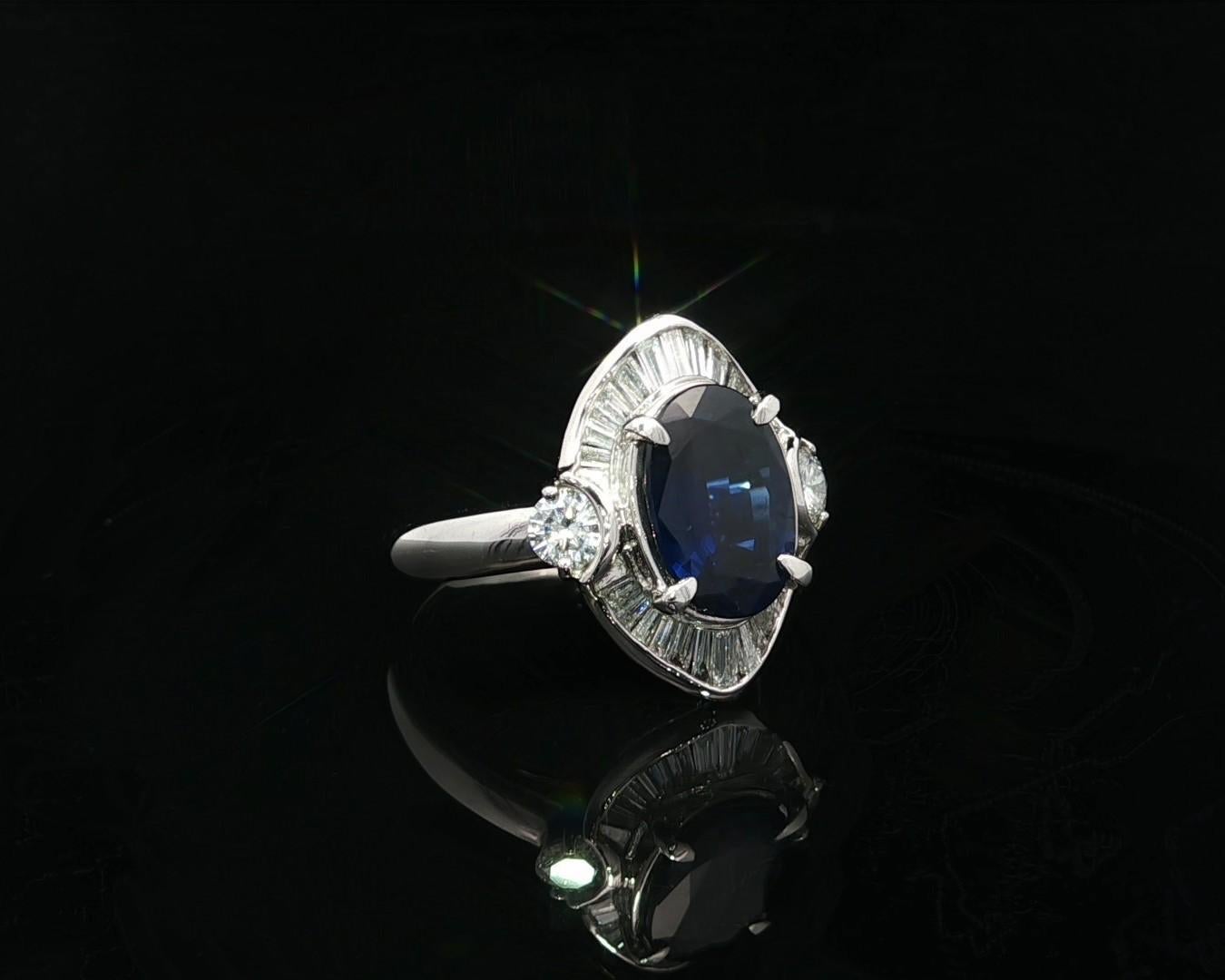 Taglio brillante Anello in platino GIA con zaffiro ovale lungo blu reale e accenti di diamante da 4,05 ct. in vendita