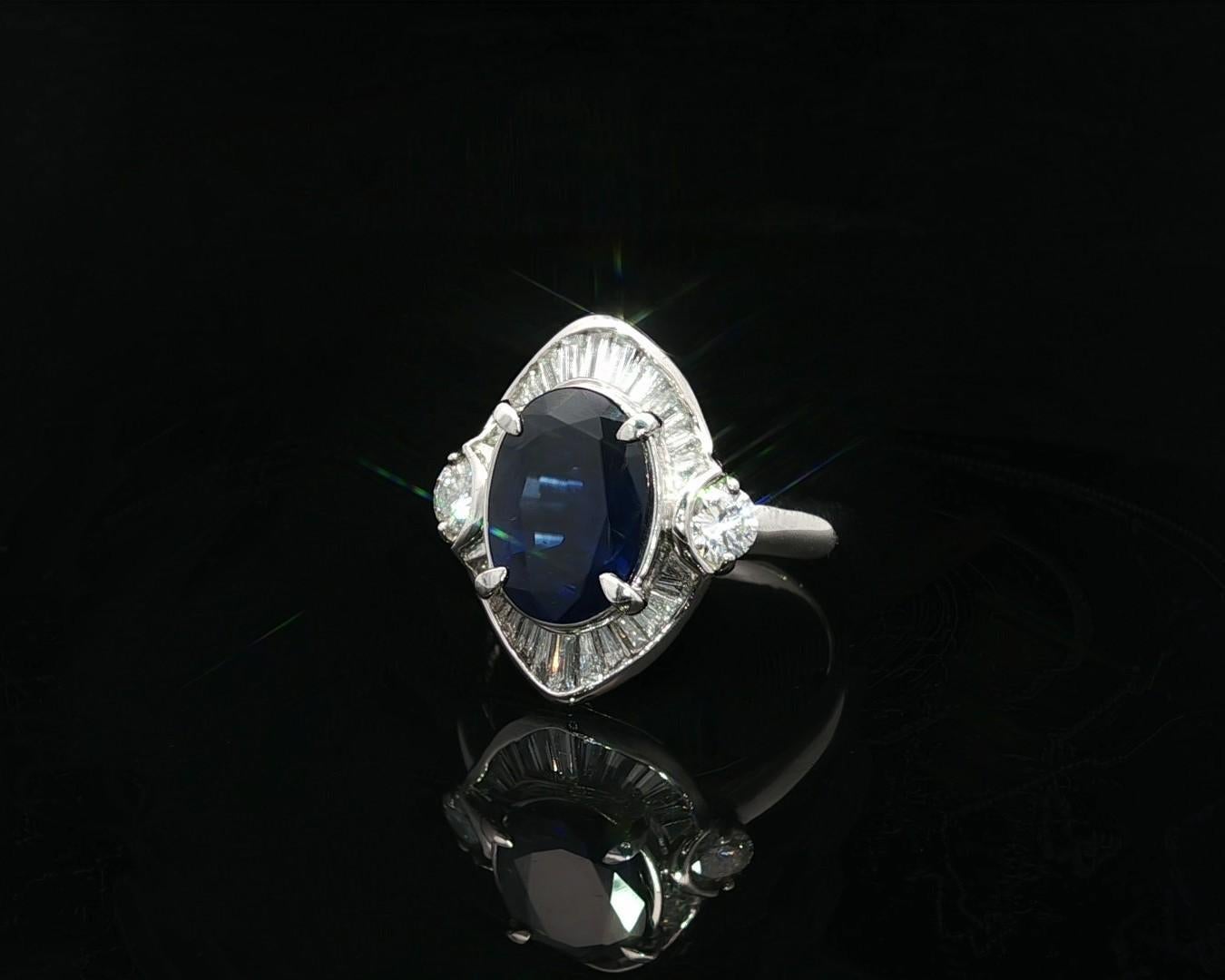 Anello in platino GIA con zaffiro ovale lungo blu reale e accenti di diamante da 4,05 ct. In condizioni ottime in vendita a Montclair, NJ