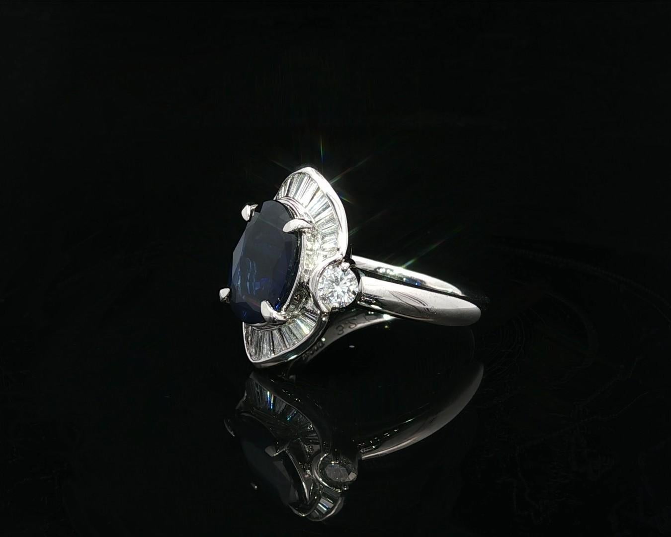 Donna Anello in platino GIA con zaffiro ovale lungo blu reale e accenti di diamante da 4,05 ct. in vendita