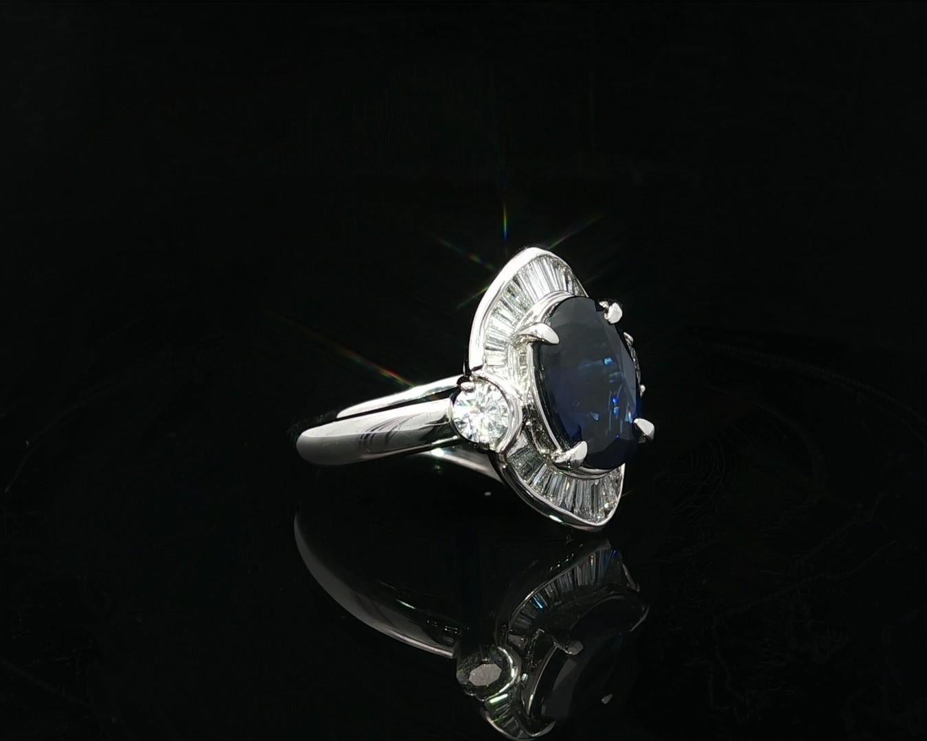 Anello in platino GIA con zaffiro ovale lungo blu reale e accenti di diamante da 4,05 ct. in vendita 1