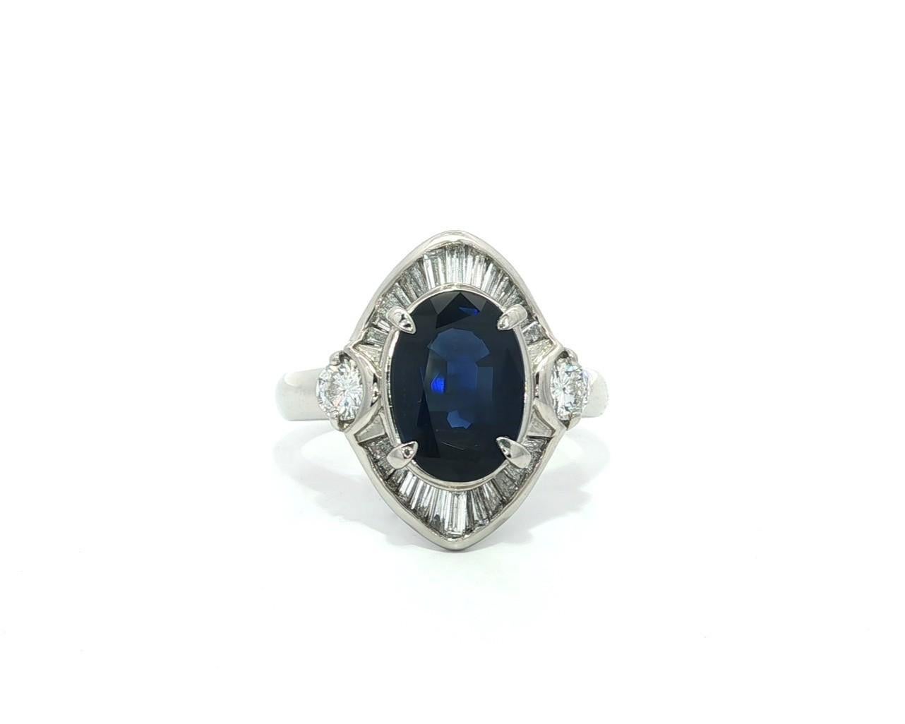 Anello in platino GIA con zaffiro ovale lungo blu reale e accenti di diamante da 4,05 ct. in vendita 2