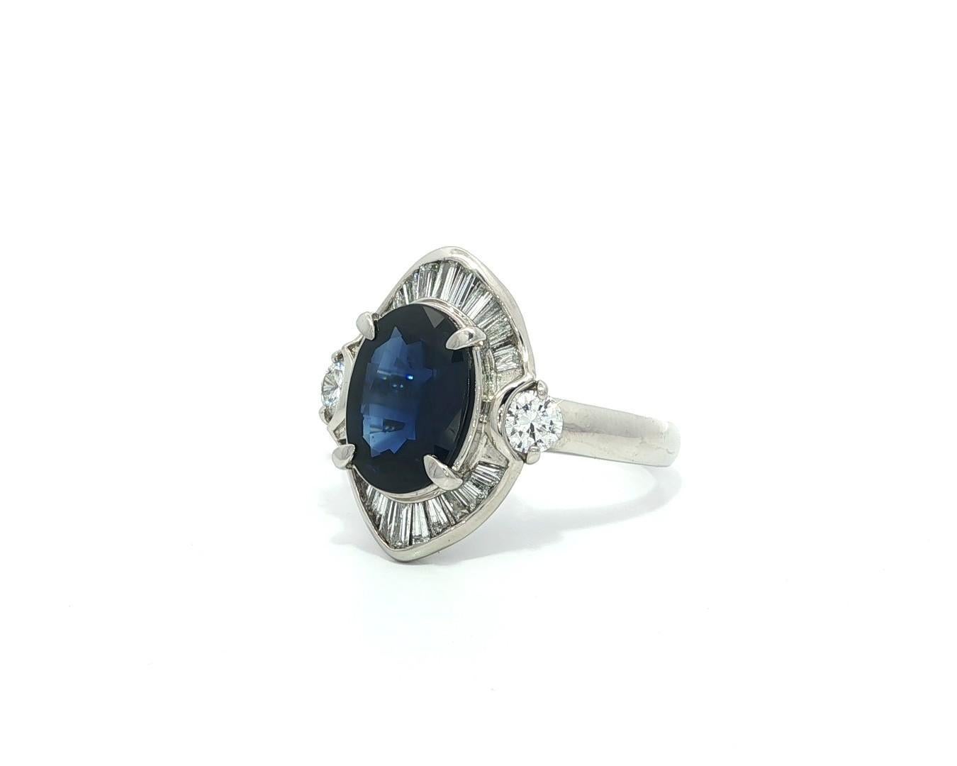 Anello in platino GIA con zaffiro ovale lungo blu reale e accenti di diamante da 4,05 ct. in vendita 4