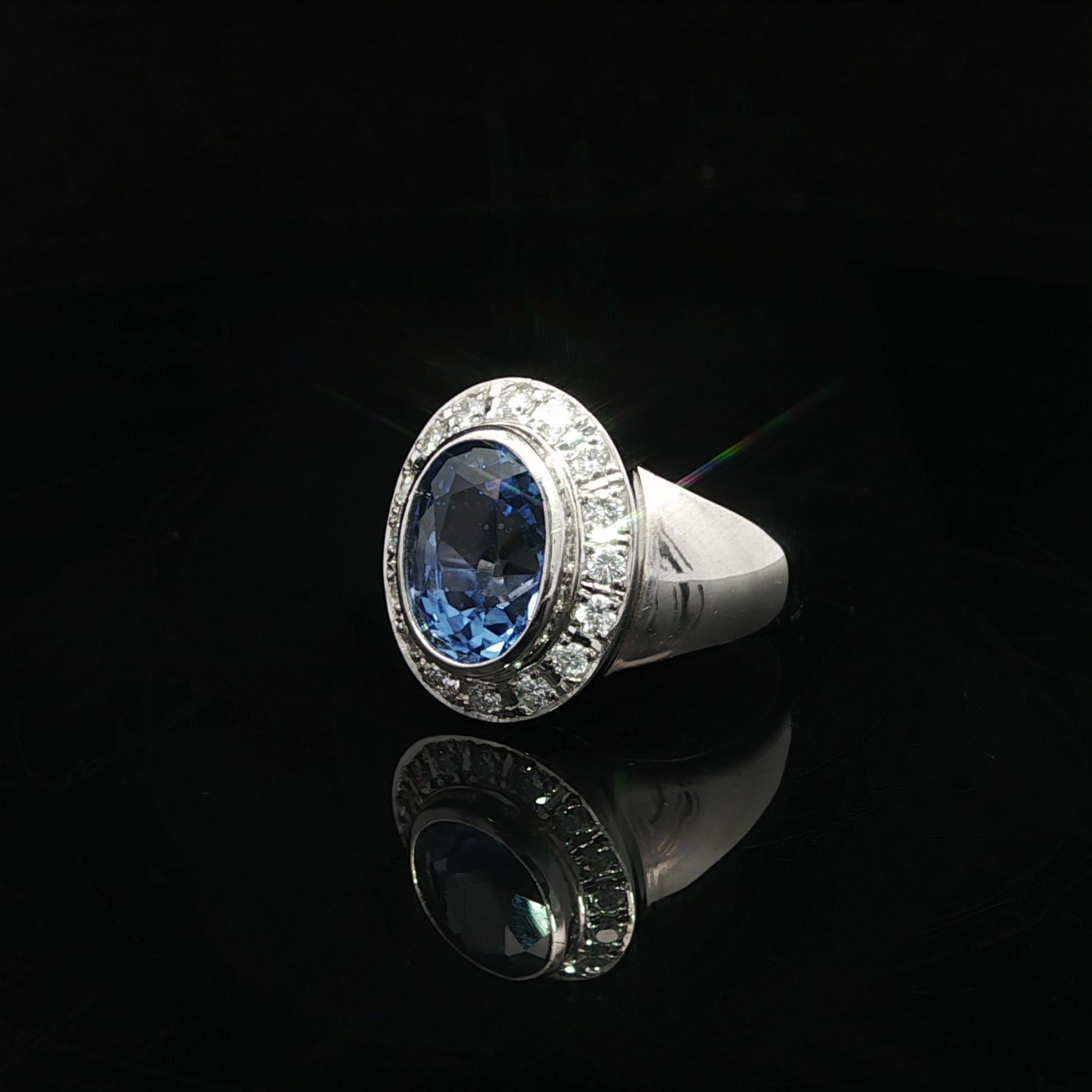 Platino GIA 4.15ctw Ceilán Sin Calor Bisel Zafiro Pave Diamante Halo Anillo Sólido en venta 5