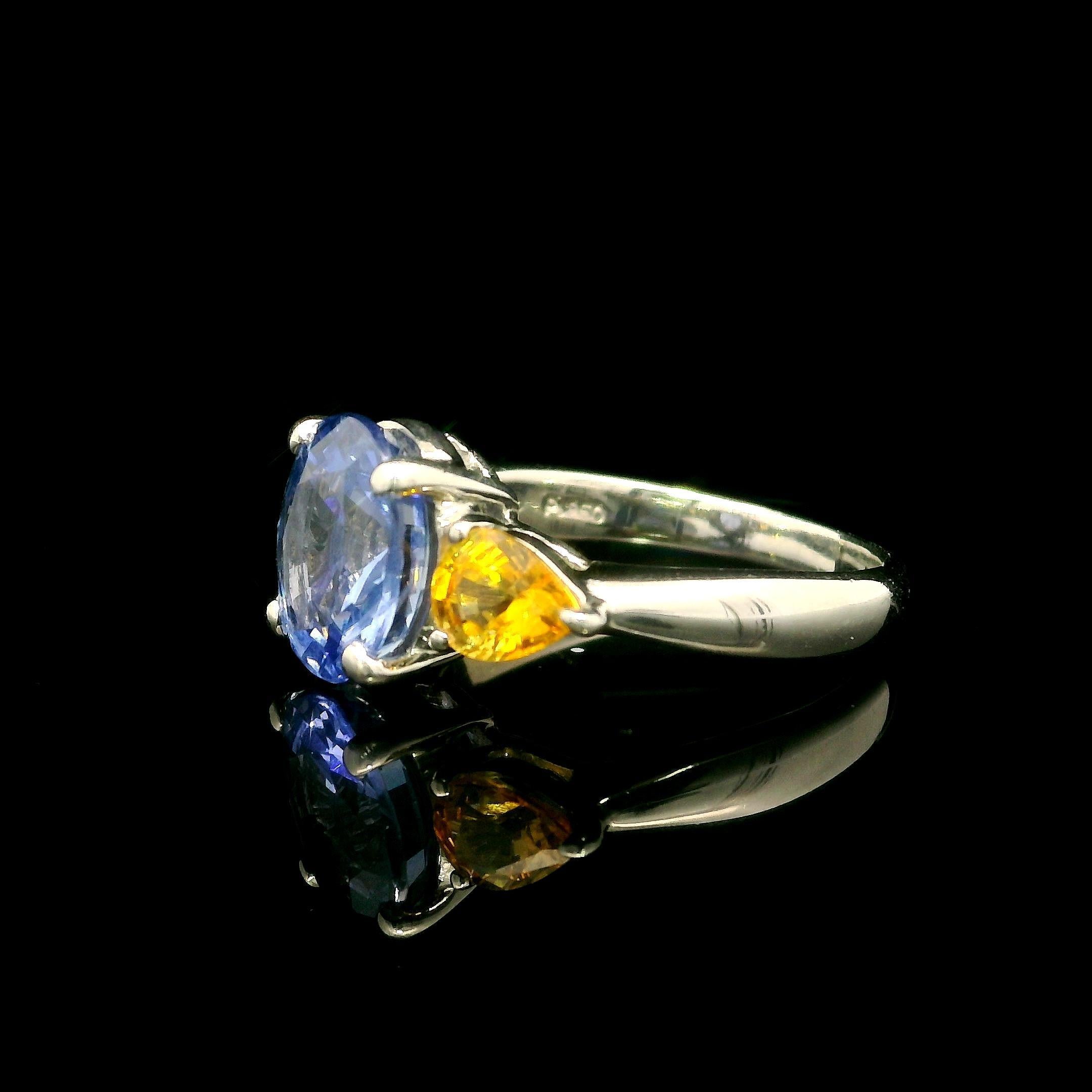 Platin GIA 4,64ctw Kornblumenblau Saphir Birne Gelb Saphir Seiten Ring im Zustand „Hervorragend“ im Angebot in Montclair, NJ