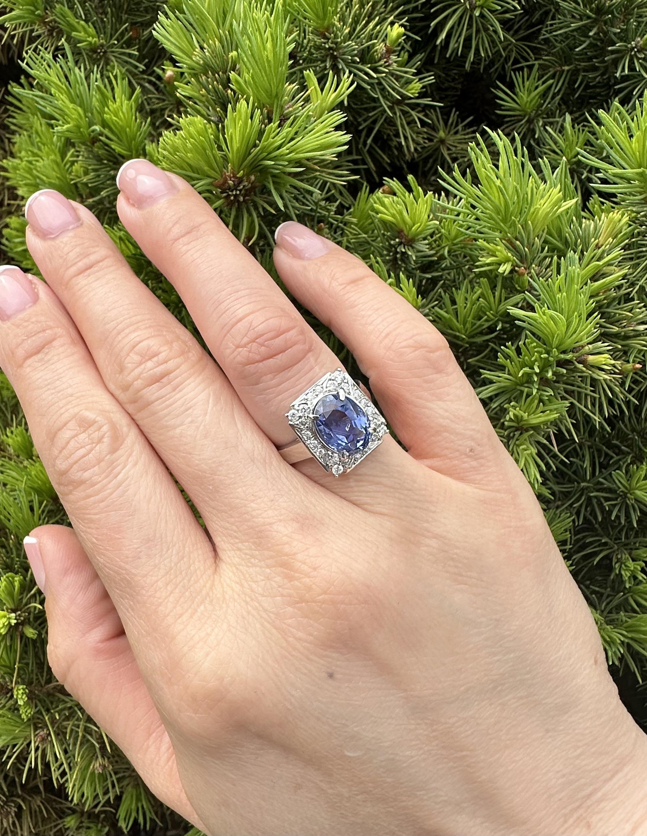 Platinum GIA 4.67ctw Color Change Blue to Violet No Heat Sapphire & Diamond Ring In Excellent Condition For Sale In Montclair, NJ