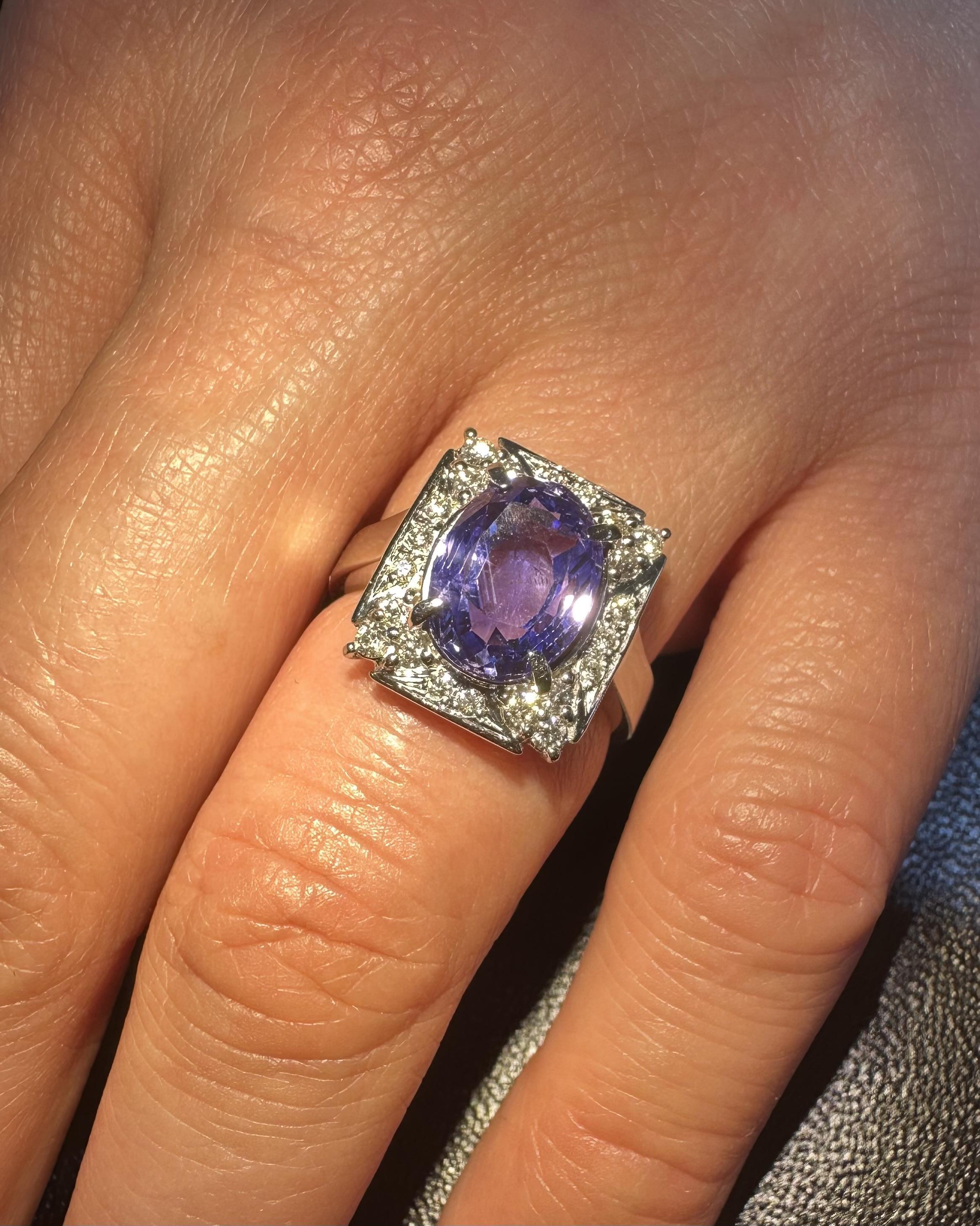 Platinum GIA 4.67ctw Color Change Blue to Violet No Heat Sapphire & Diamond Ring For Sale 2
