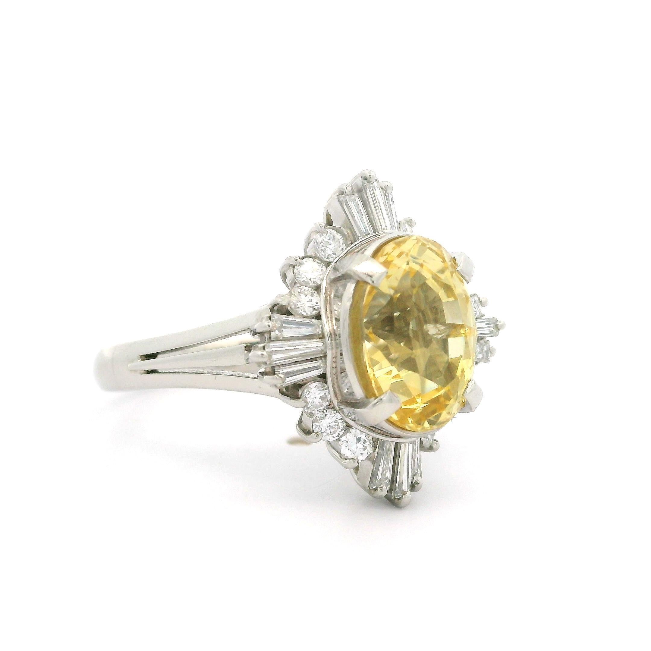 Bague ballerine en platine avec saphir jaune de Ceylan de 4,74 carats, certifié GIA, sans chaleur et diamants en vente 3
