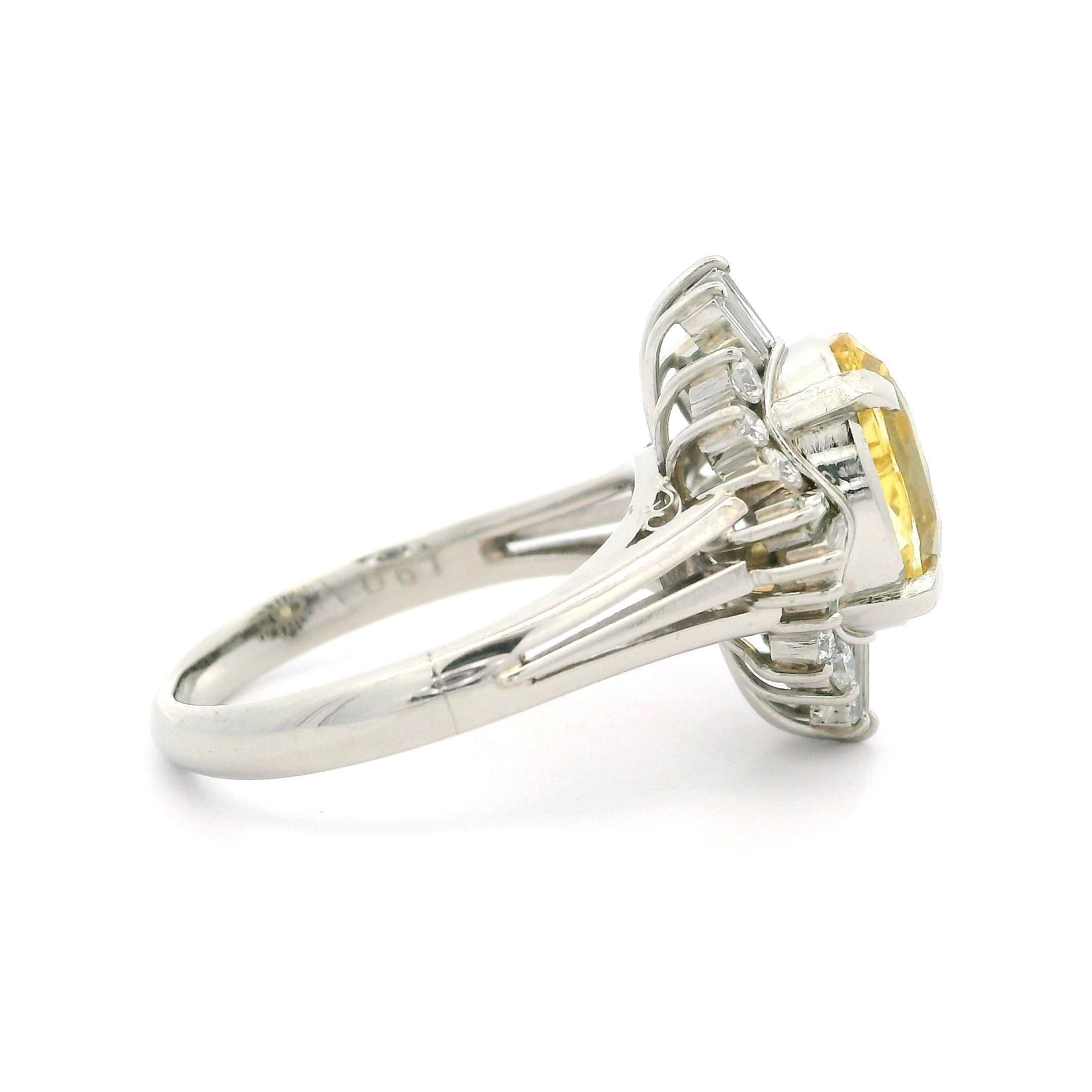 Bague ballerine en platine avec saphir jaune de Ceylan de 4,74 carats, certifié GIA, sans chaleur et diamants en vente 4