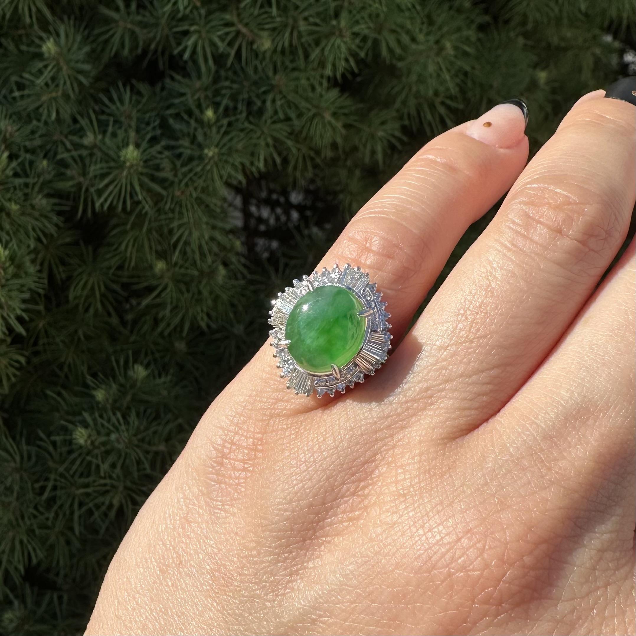 Taille cabochon Bague Ballerine en platine GIA 4.83ctw Happy Green Burma A Jade w/ Diamond Halo en vente