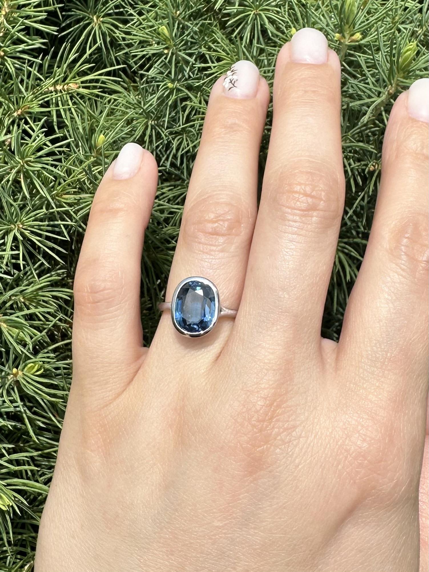 Platinum GIA 5.05ct Cushion Oval Bezel Sapphire Solitaire Low Brushed Ring in vendita 6