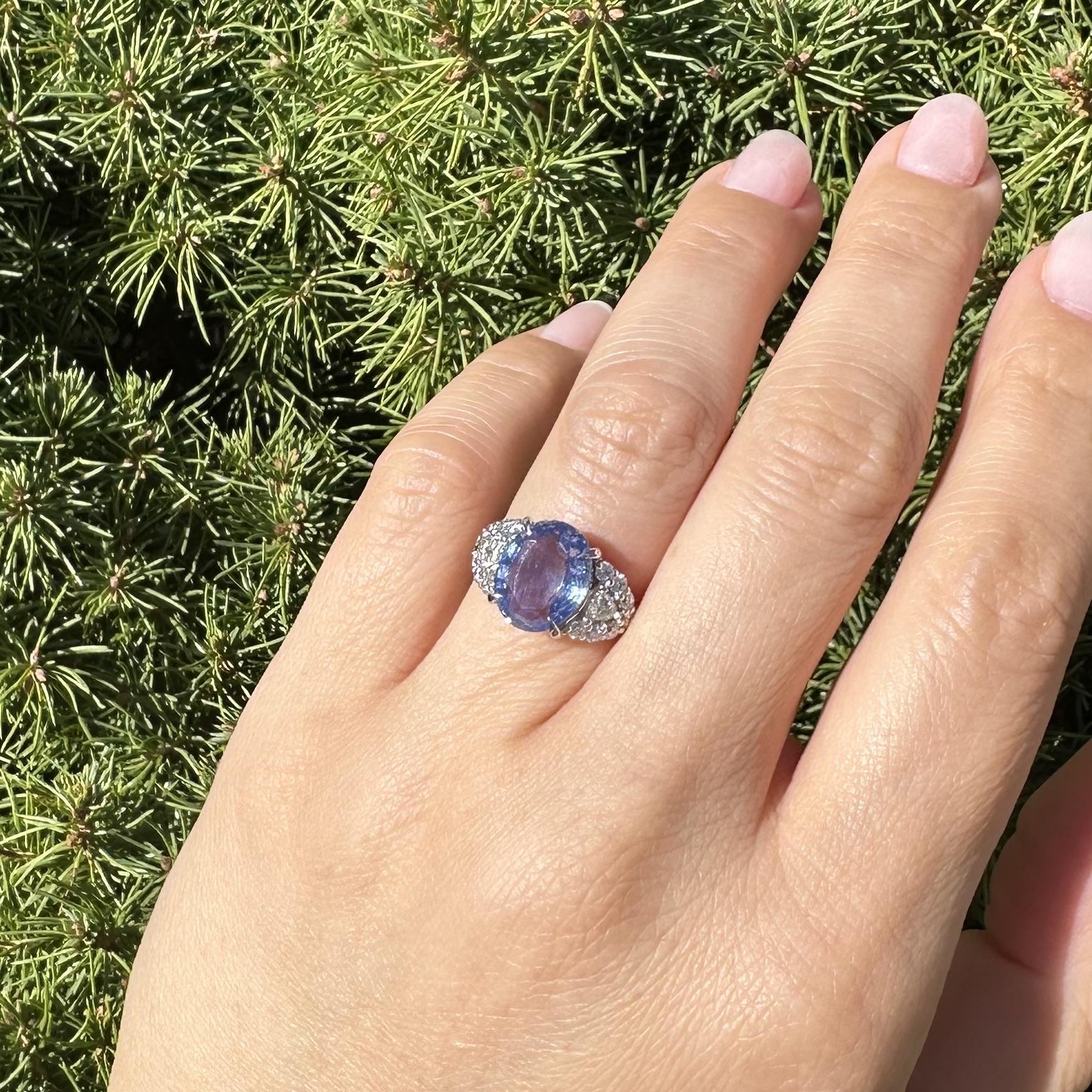 Platino GIA 5,11ctw Senza calore Zaffiro ovale di Ceylon con diamante trilione laterale Anello in vendita 10