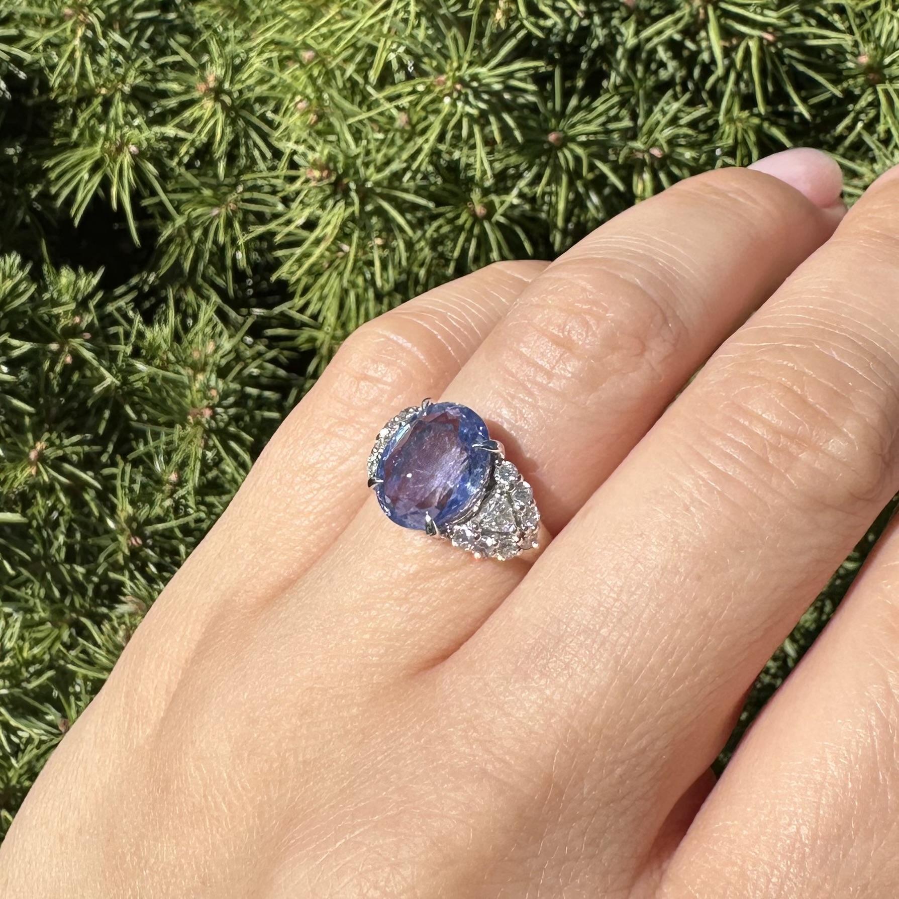 Platino GIA 5,11ctw Senza calore Zaffiro ovale di Ceylon con diamante trilione laterale Anello in vendita 11