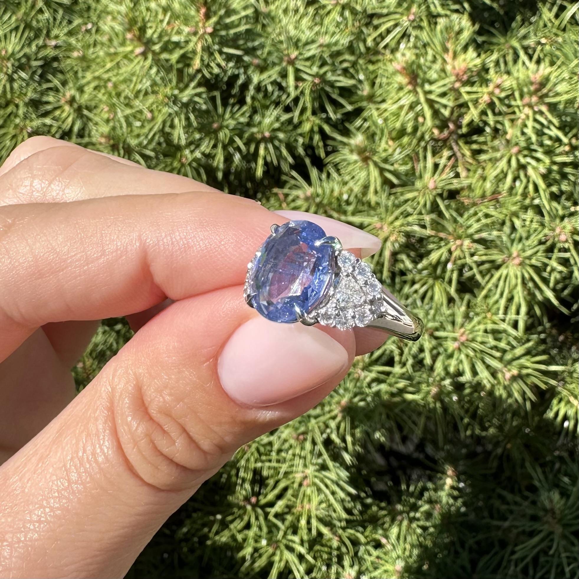 Platino GIA 5,11ctw Senza calore Zaffiro ovale di Ceylon con diamante trilione laterale Anello in vendita 13